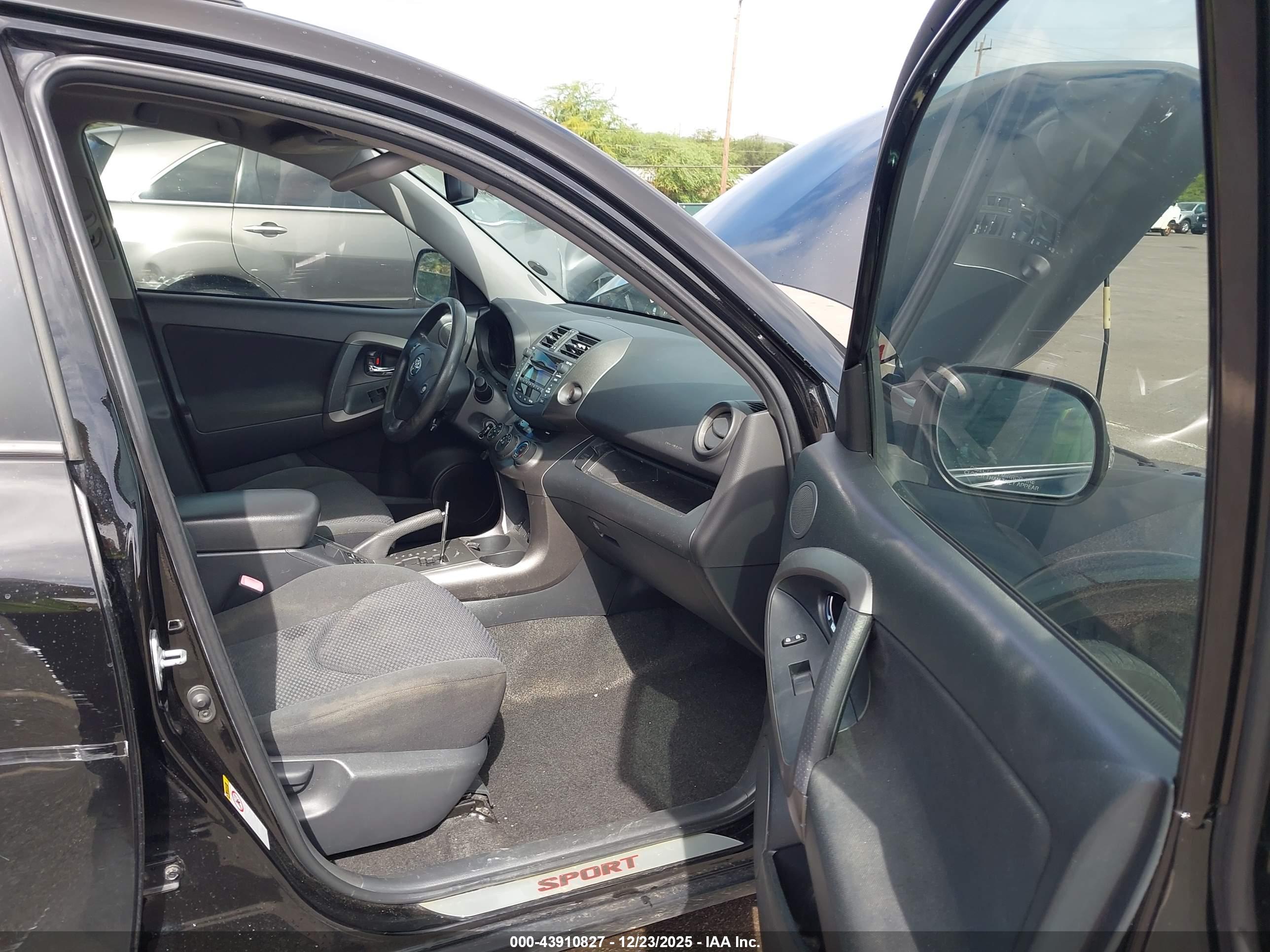 TOYOTA RAV4 image 5