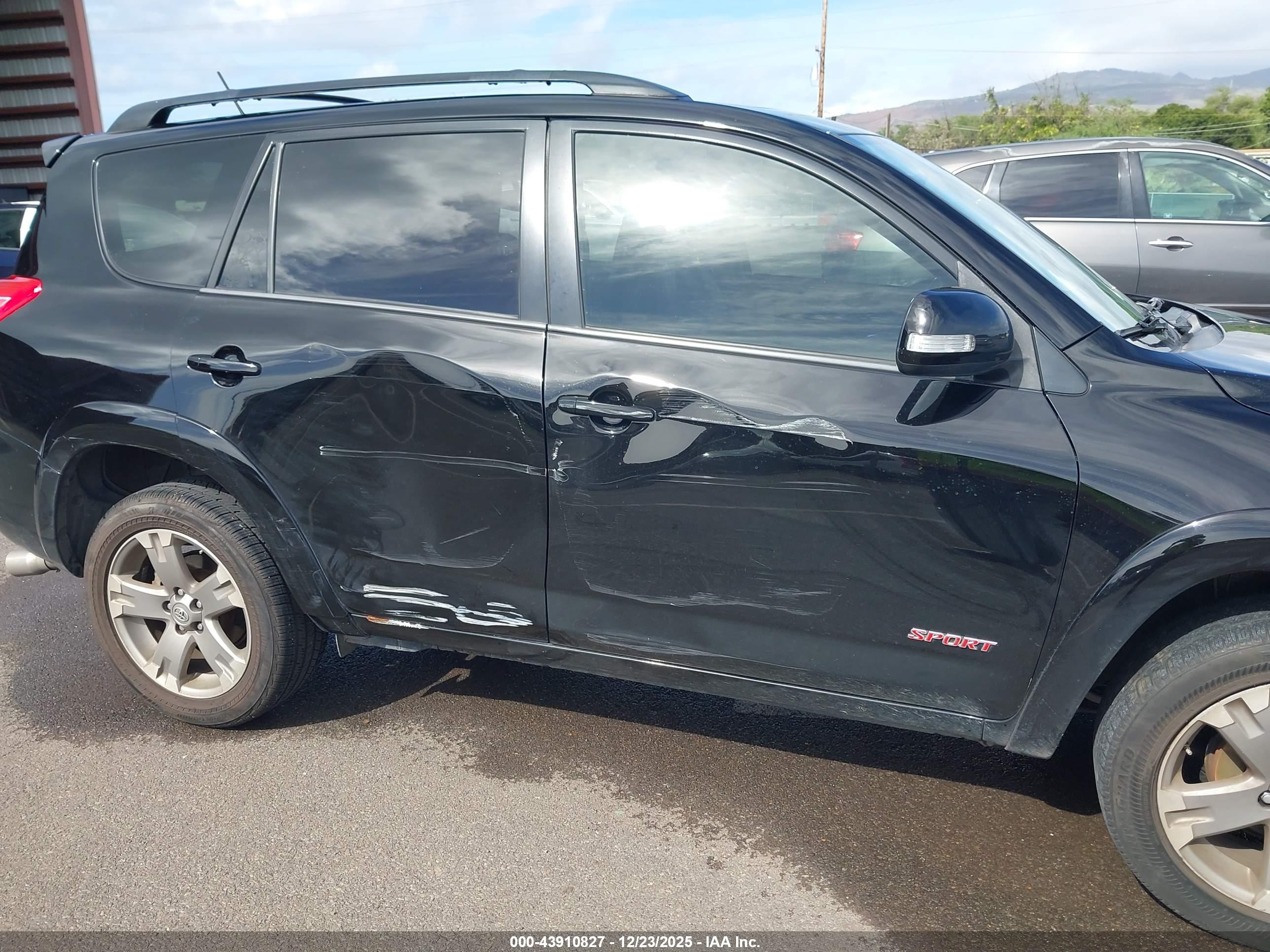 TOYOTA RAV4 image 6