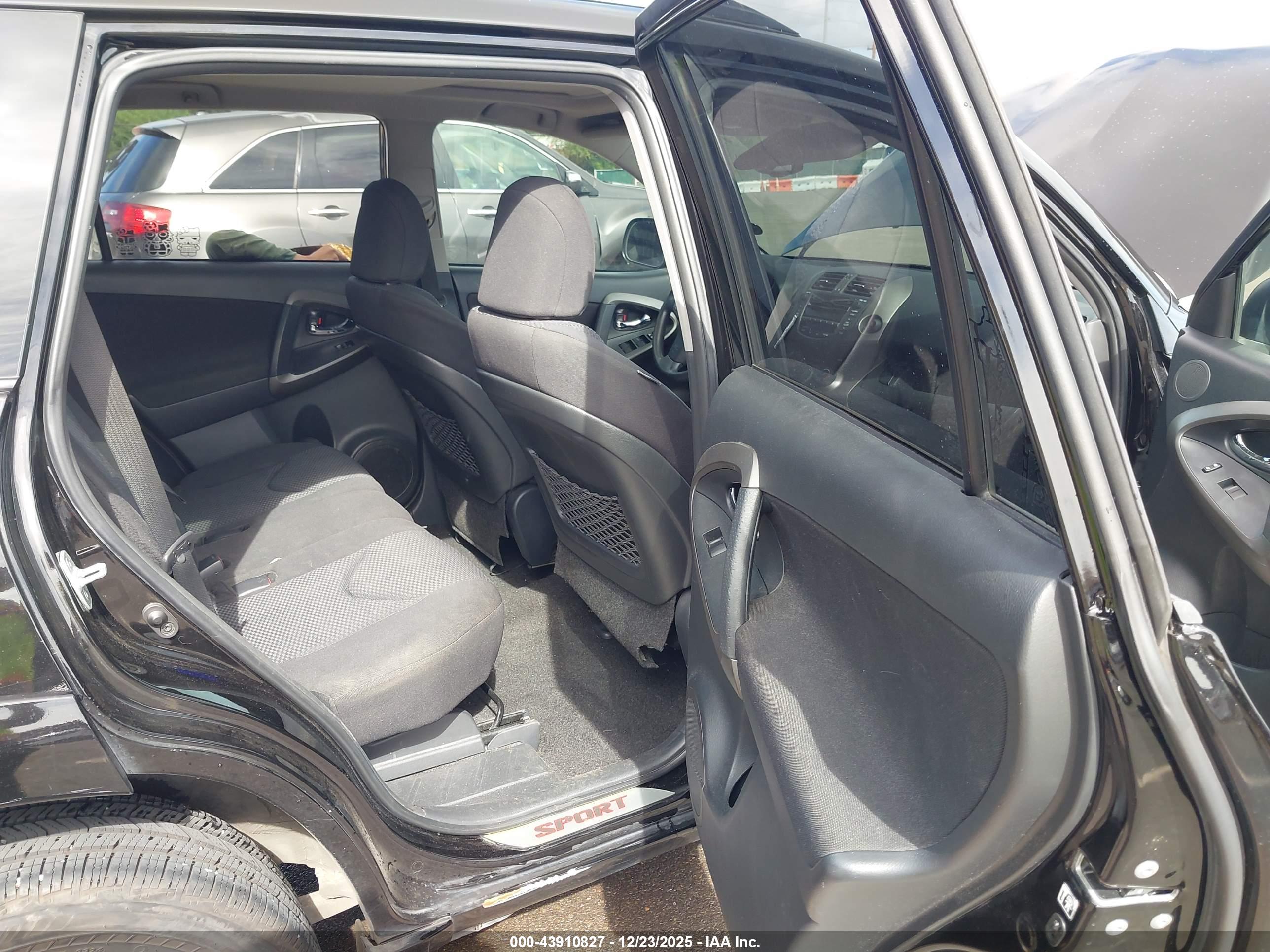 TOYOTA RAV4 image 8
