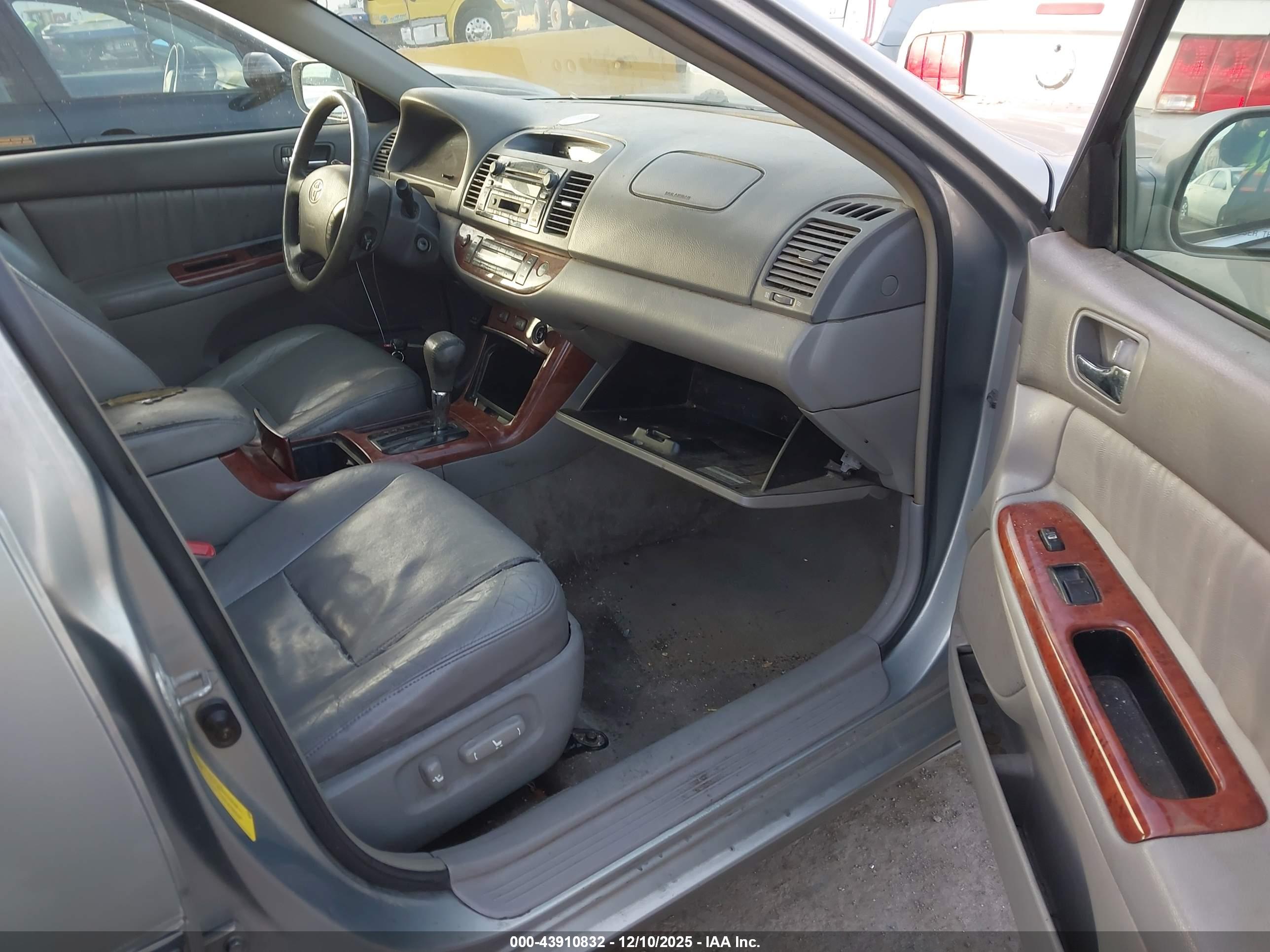 TOYOTA CAMRY image 5