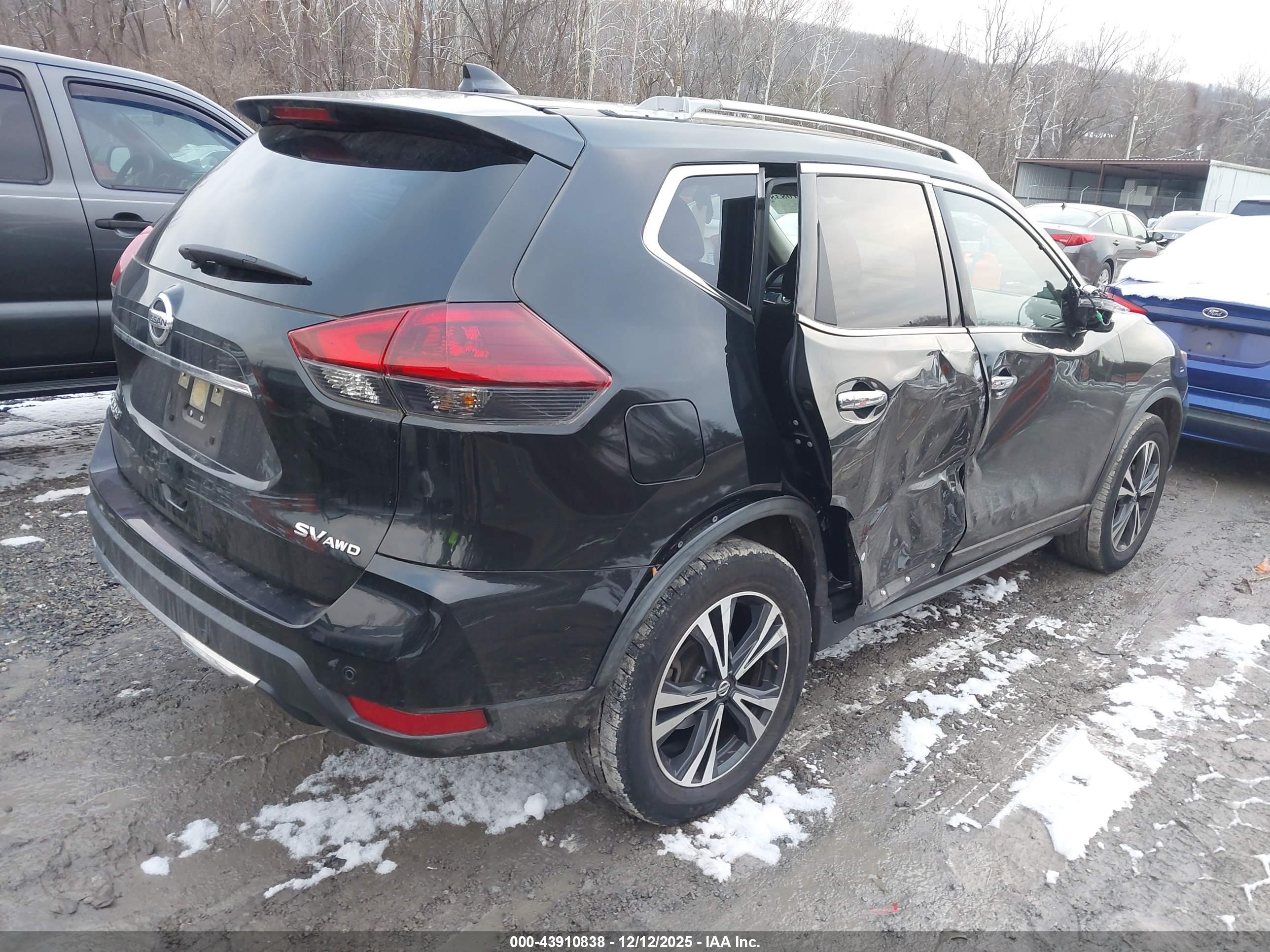 NISSAN ROGUE image 4