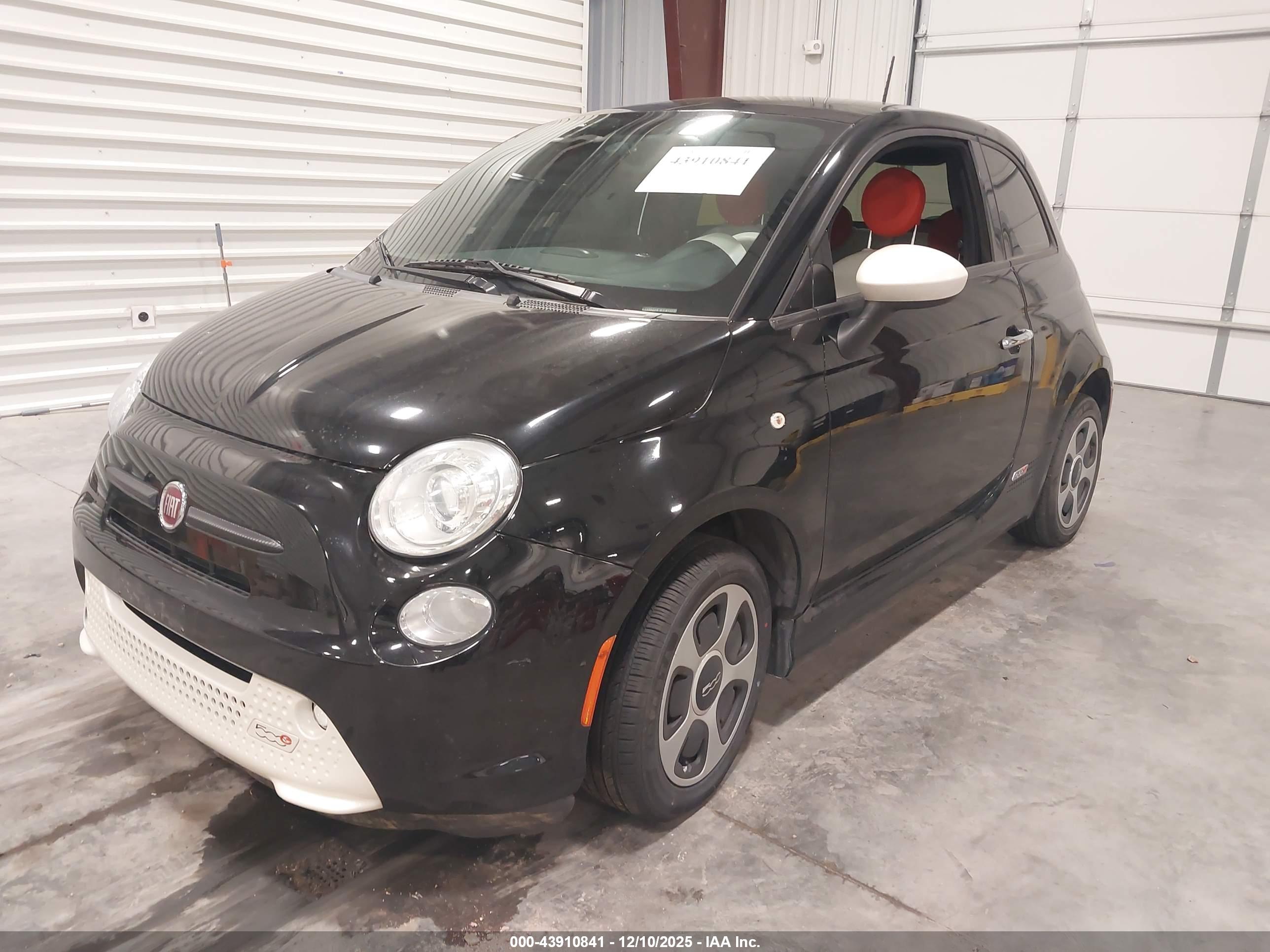 FIAT 500E image 2