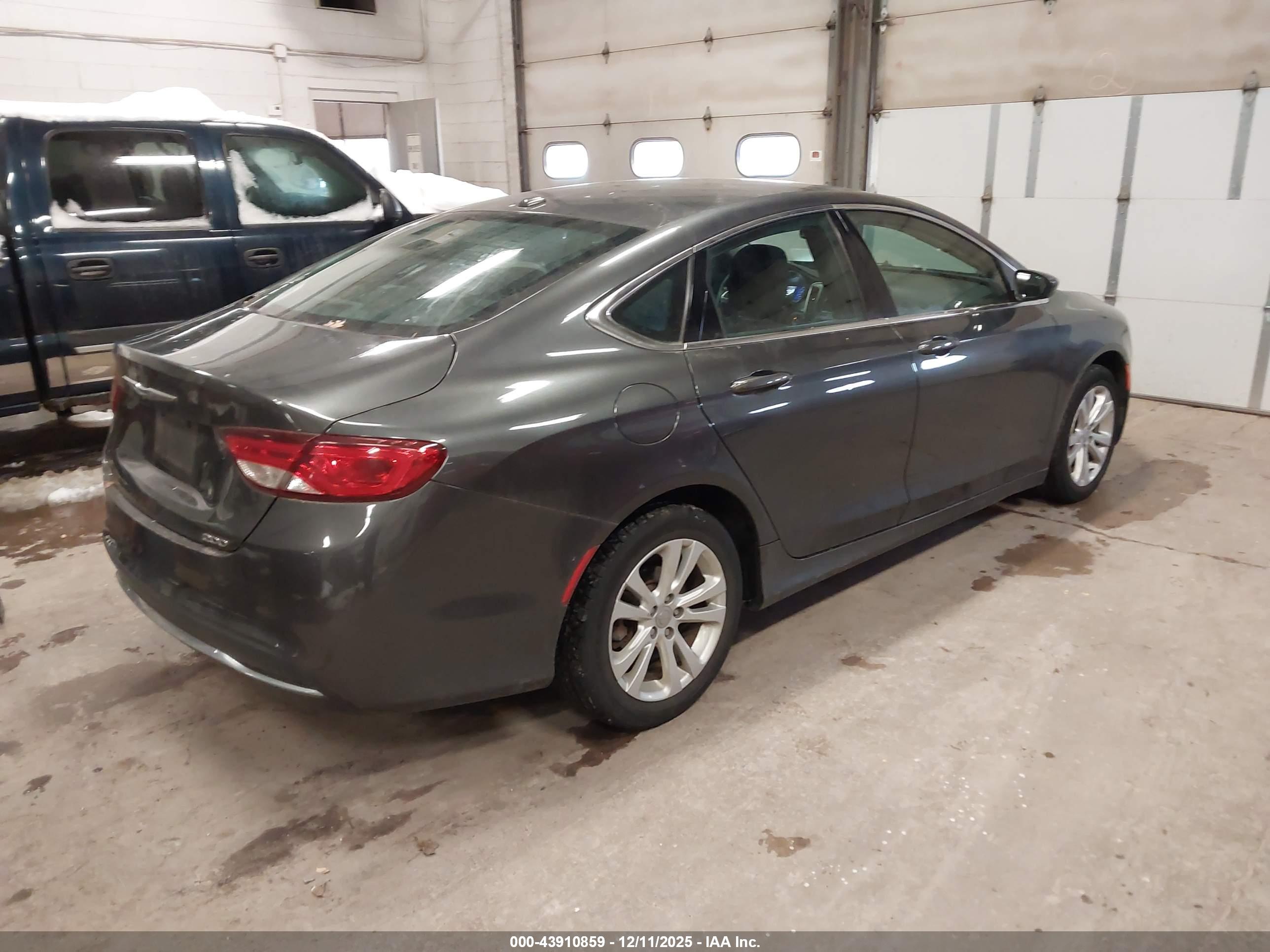 CHRYSLER 200 image 4