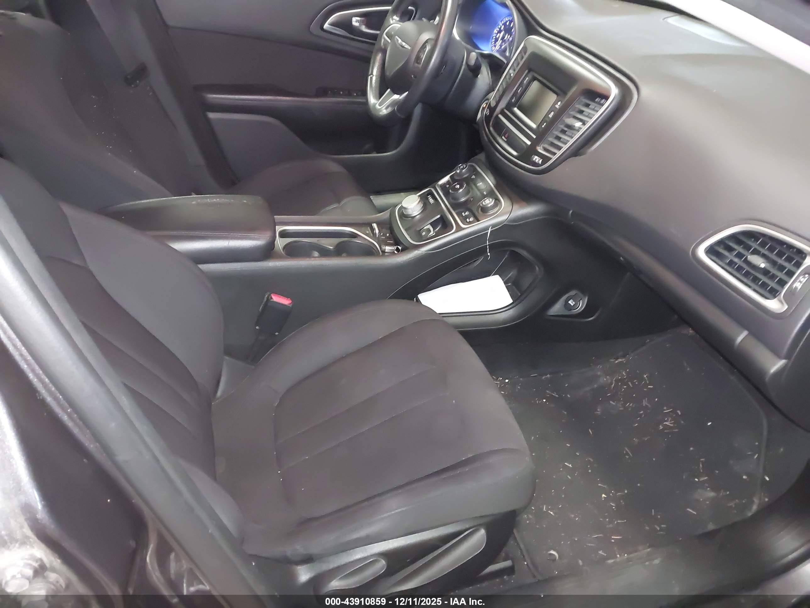 CHRYSLER 200 image 5