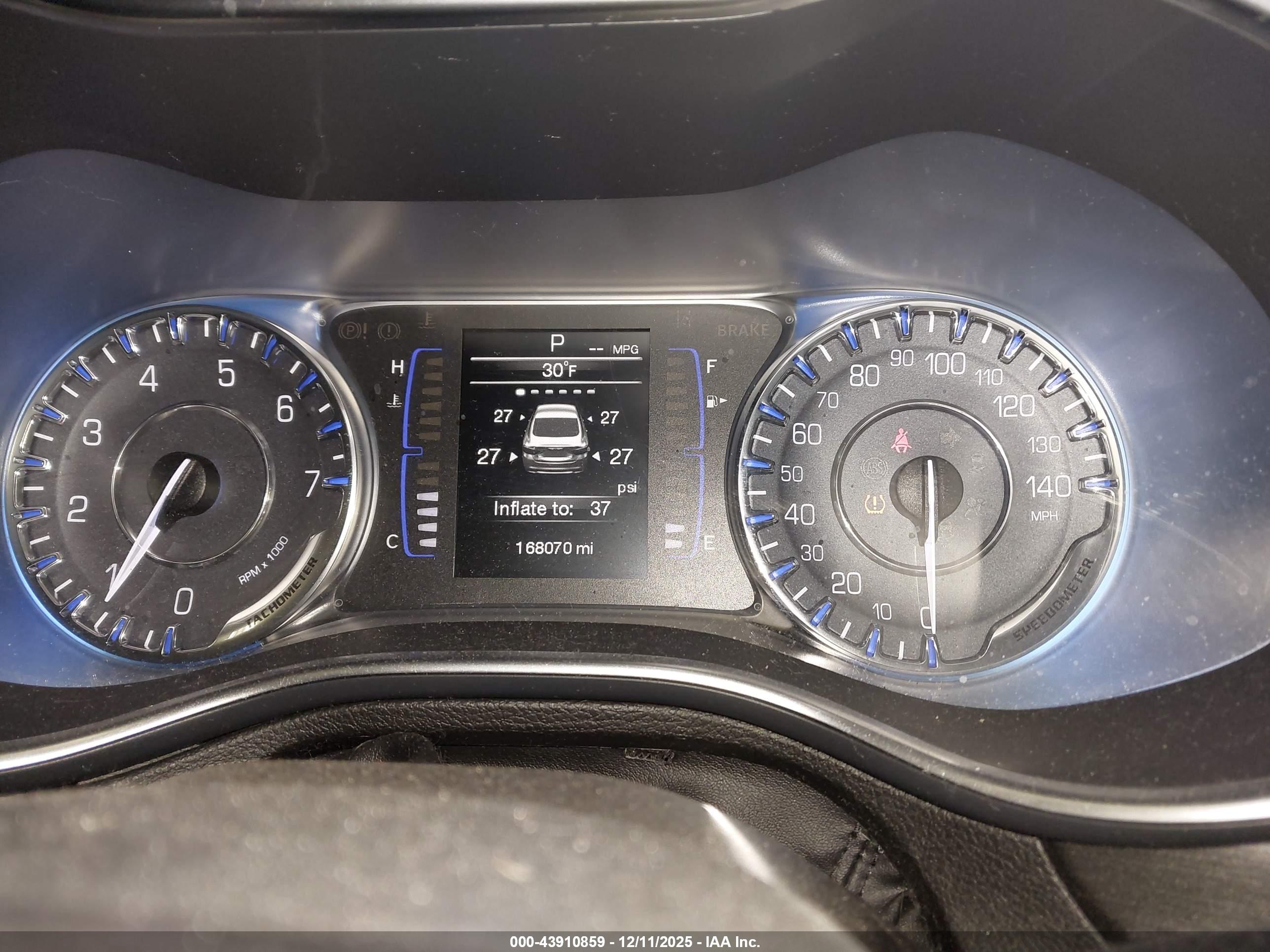 CHRYSLER 200 image 7