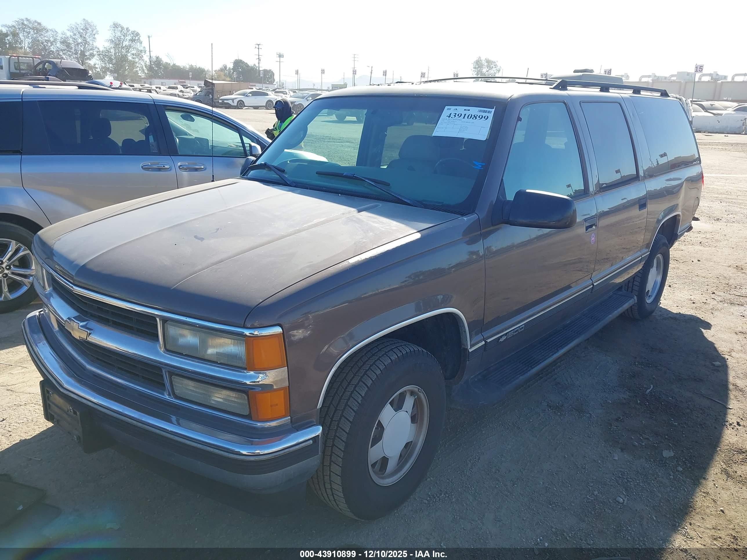 CHEVROLET SUBURBAN image 2