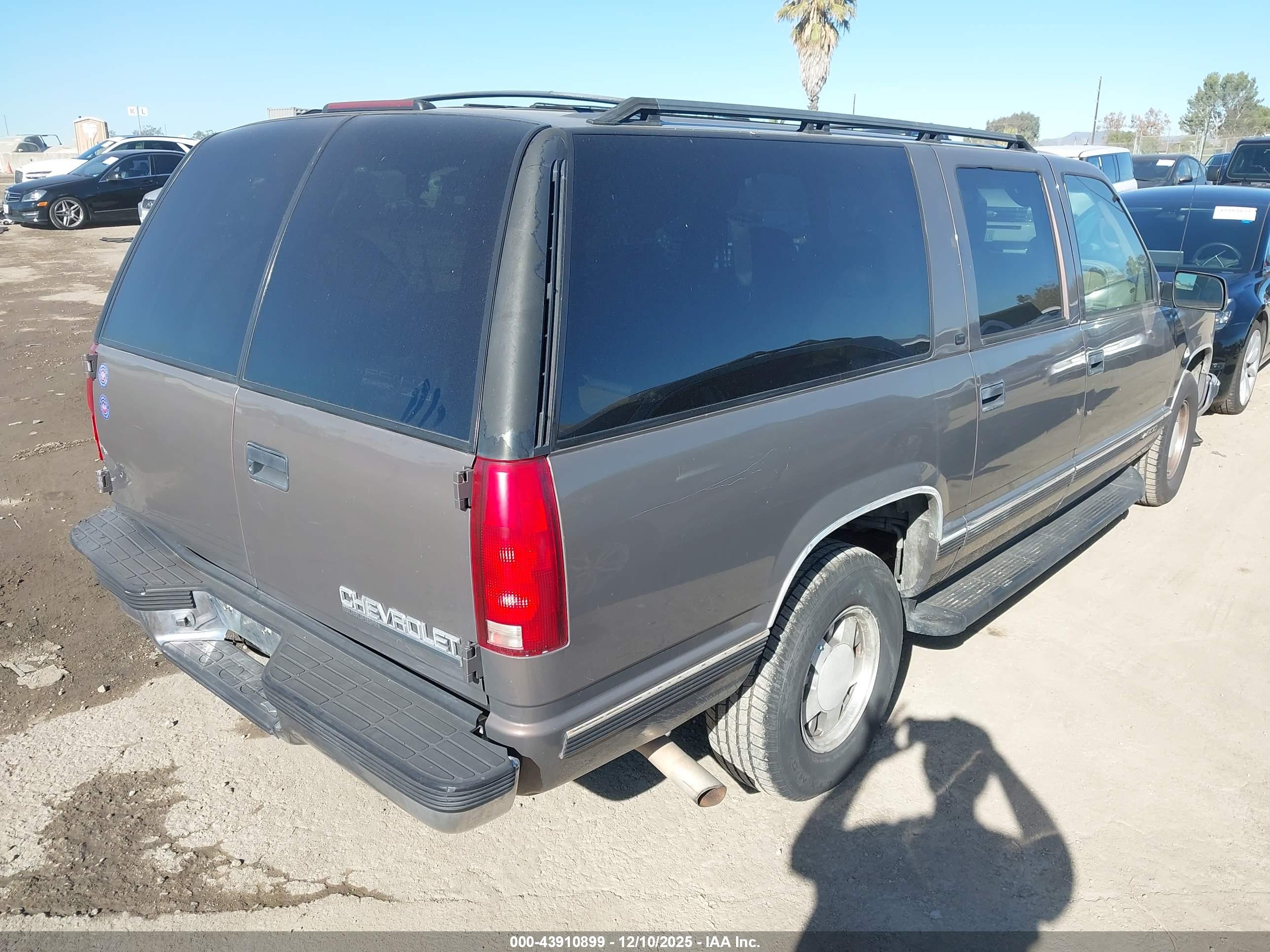 CHEVROLET SUBURBAN image 4