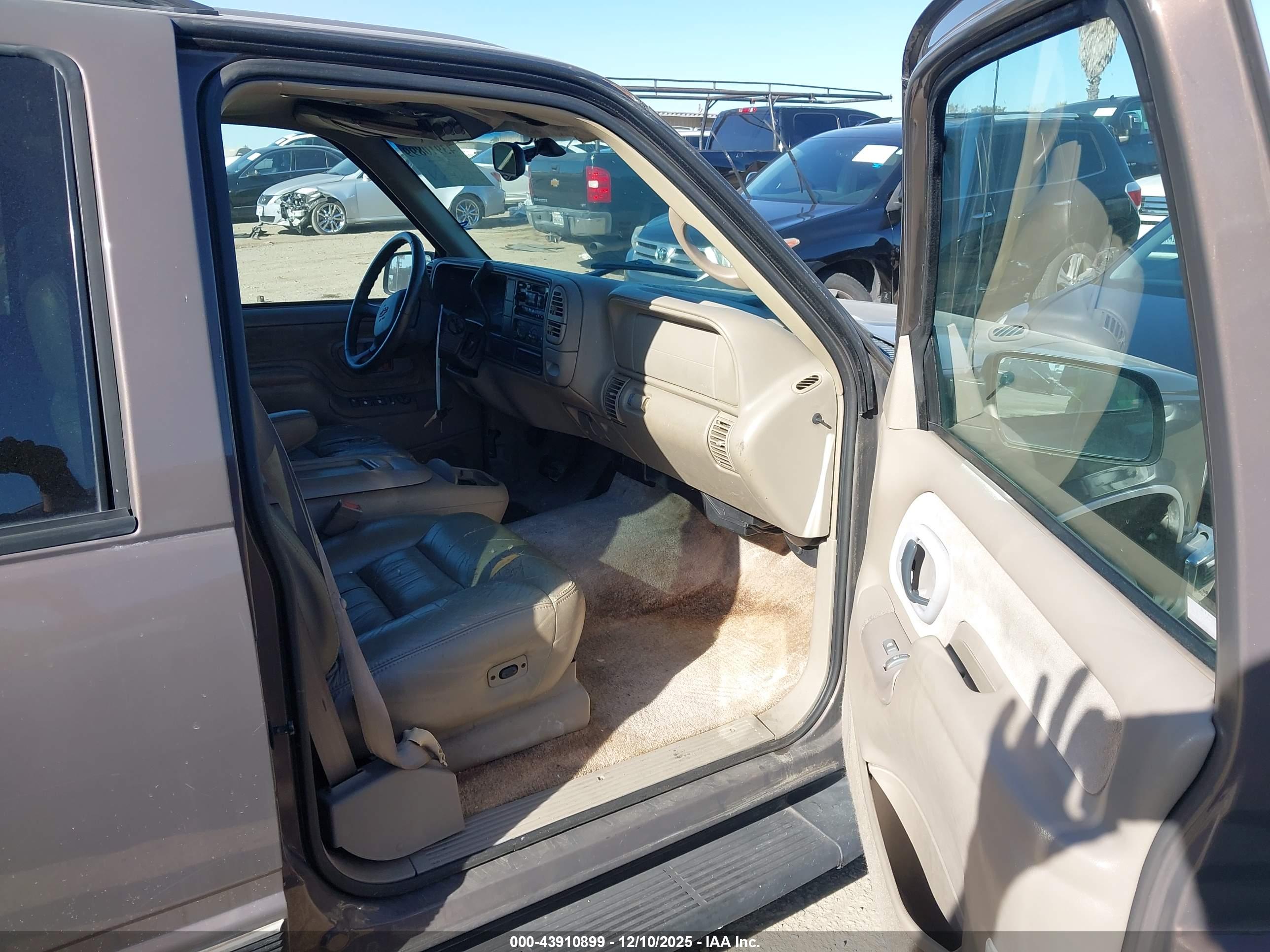 CHEVROLET SUBURBAN image 5