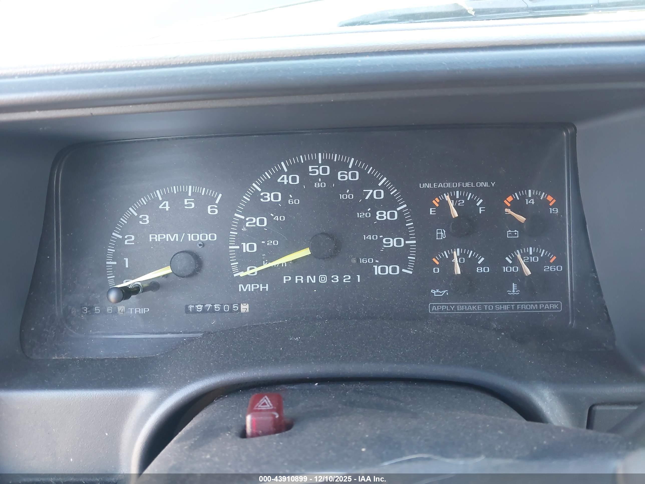 CHEVROLET SUBURBAN image 7