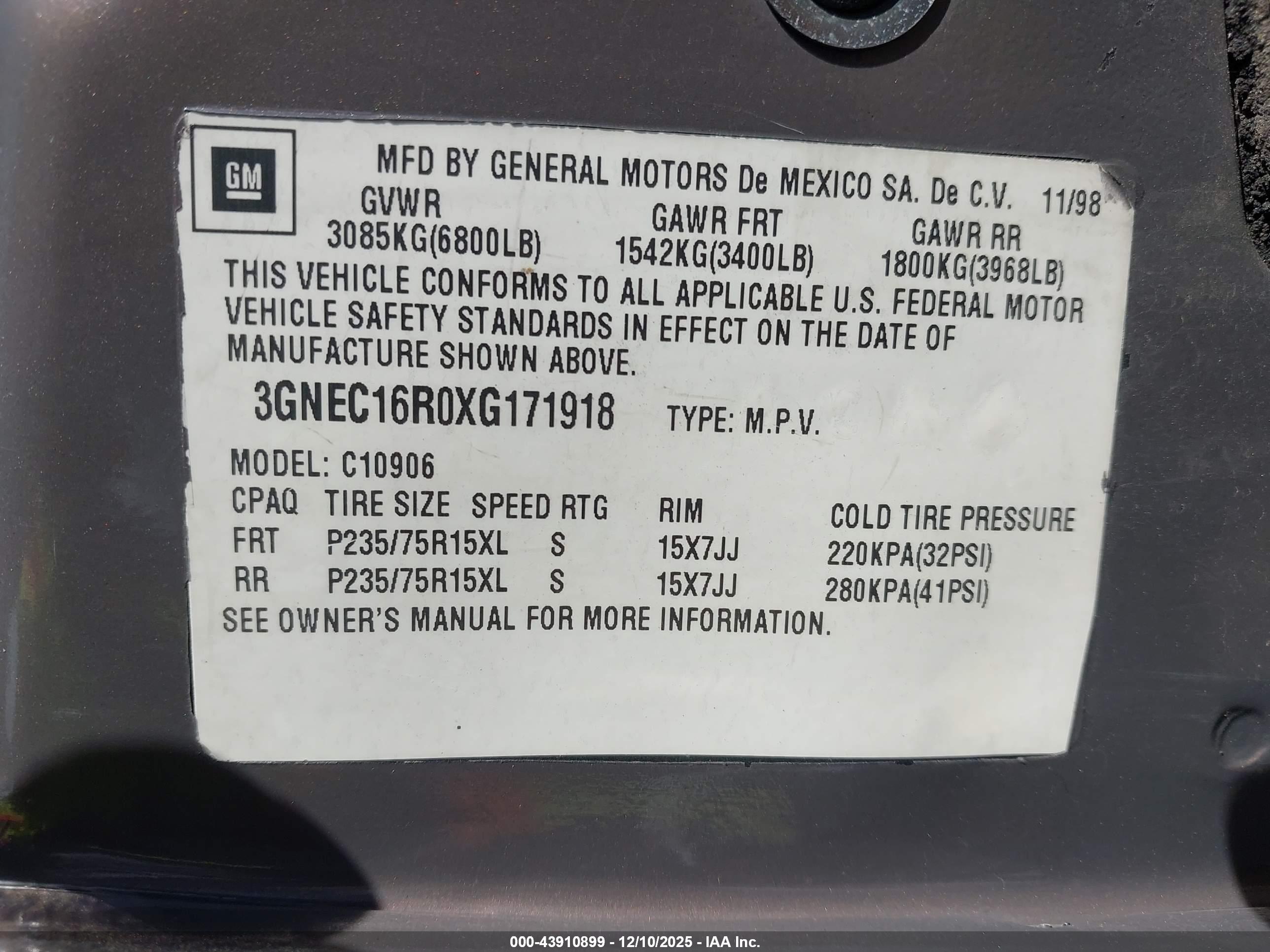 CHEVROLET SUBURBAN image 9