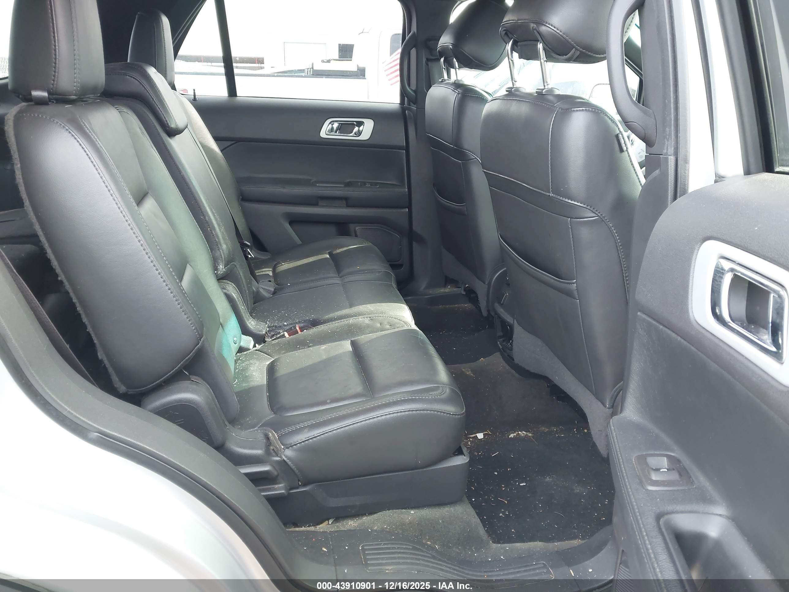 FORD EXPLORER image 8