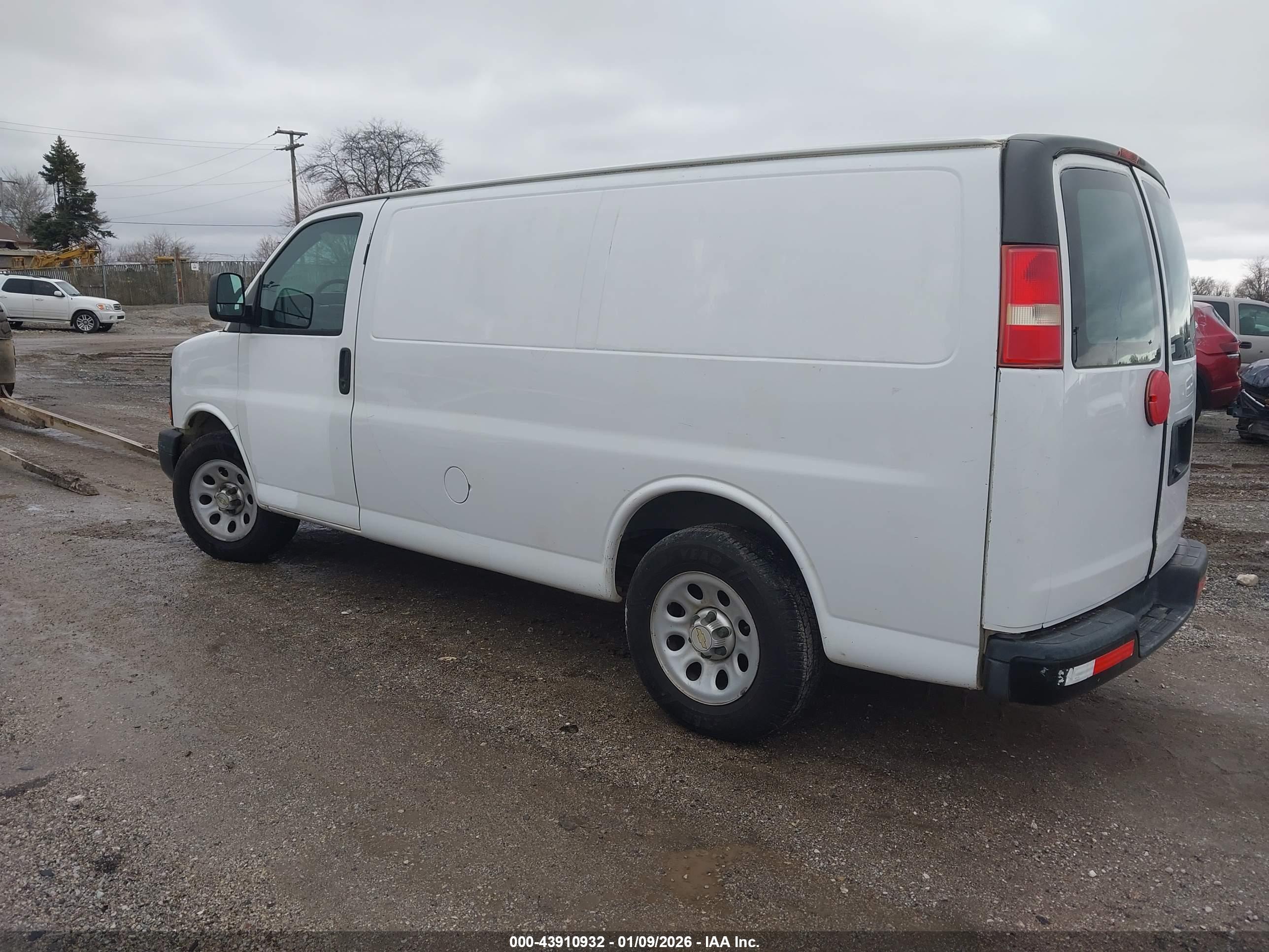 CHEVROLET EXPRESS image 3