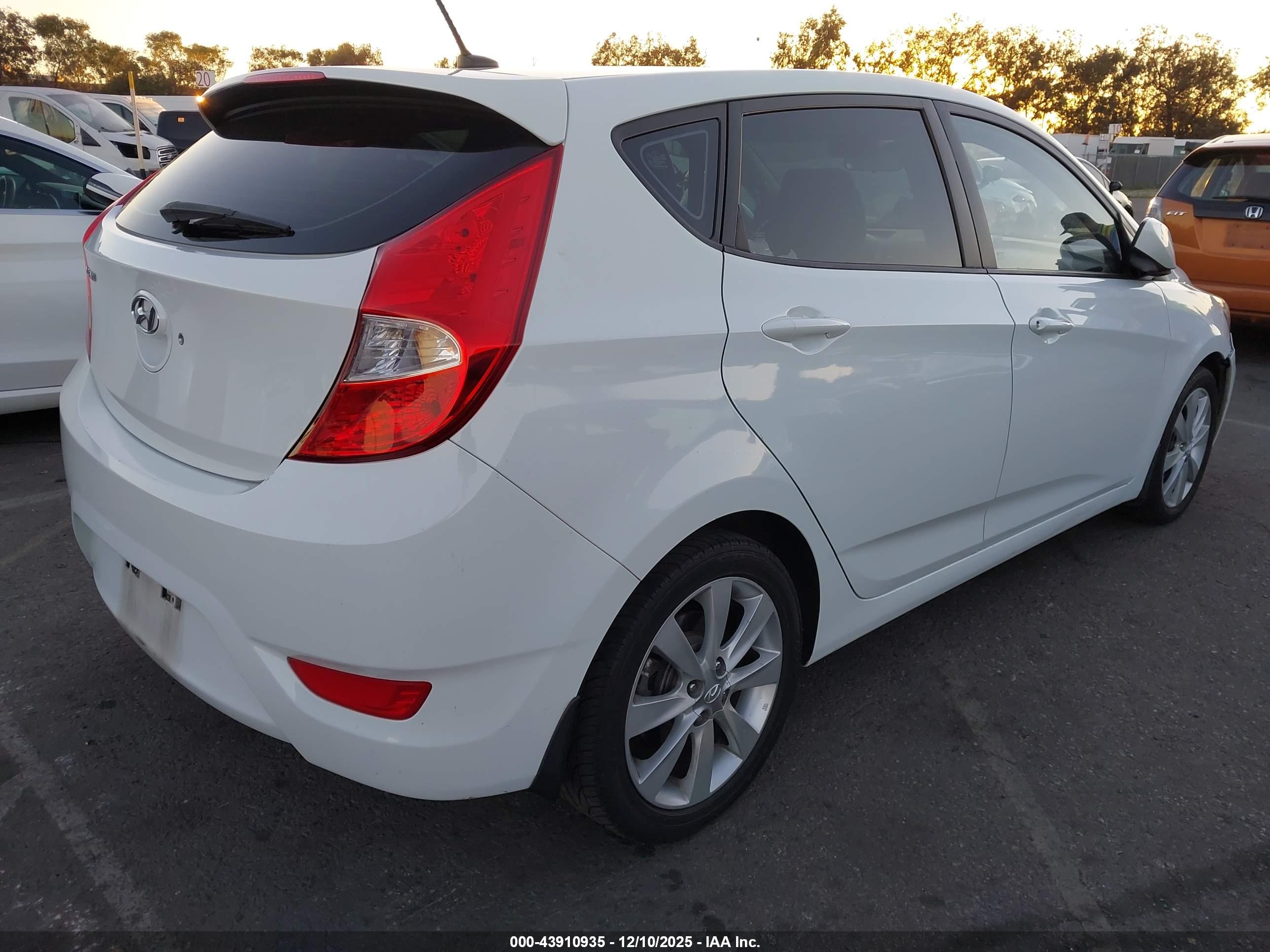 HYUNDAI ACCENT image 4