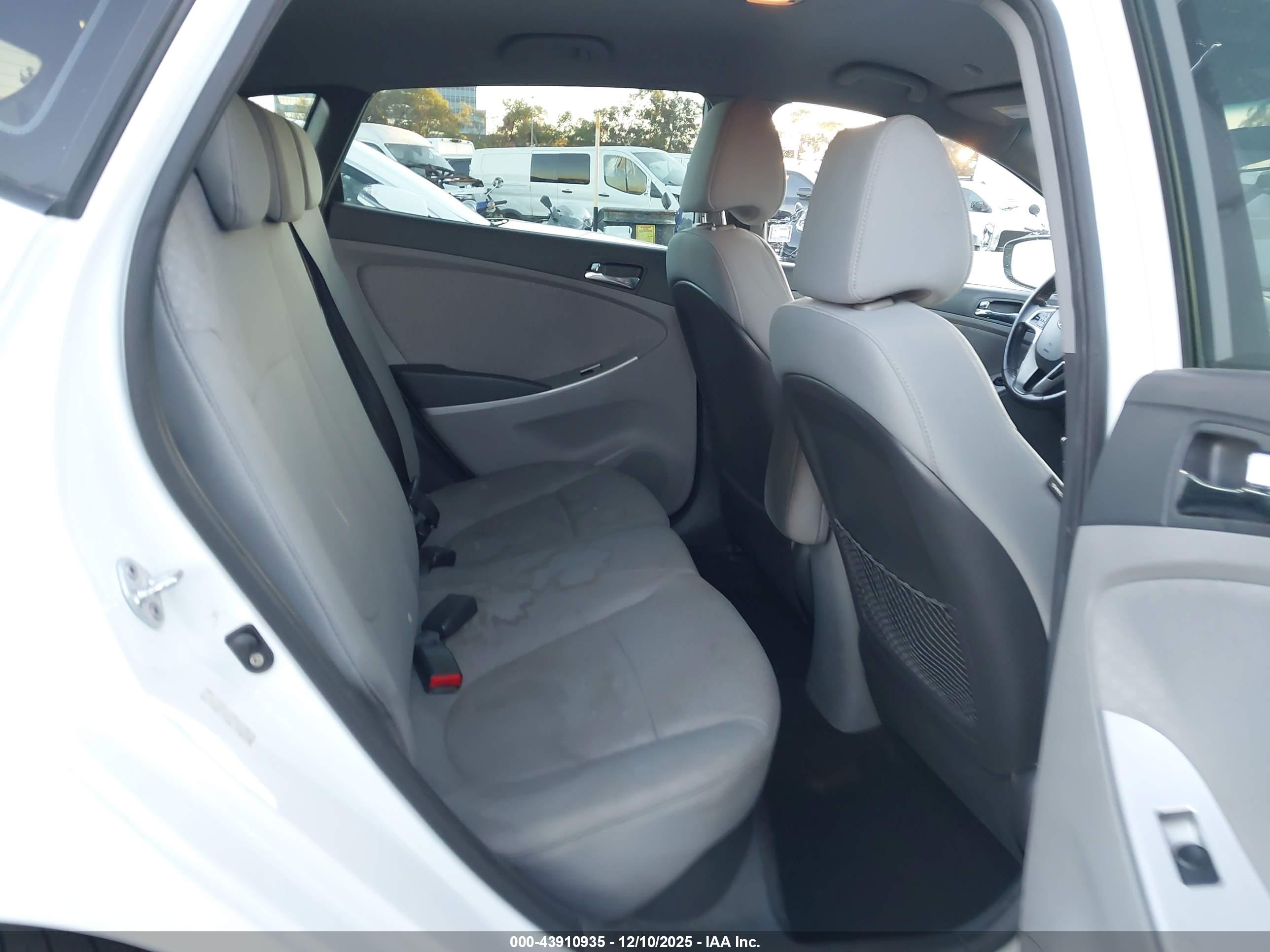 HYUNDAI ACCENT image 8