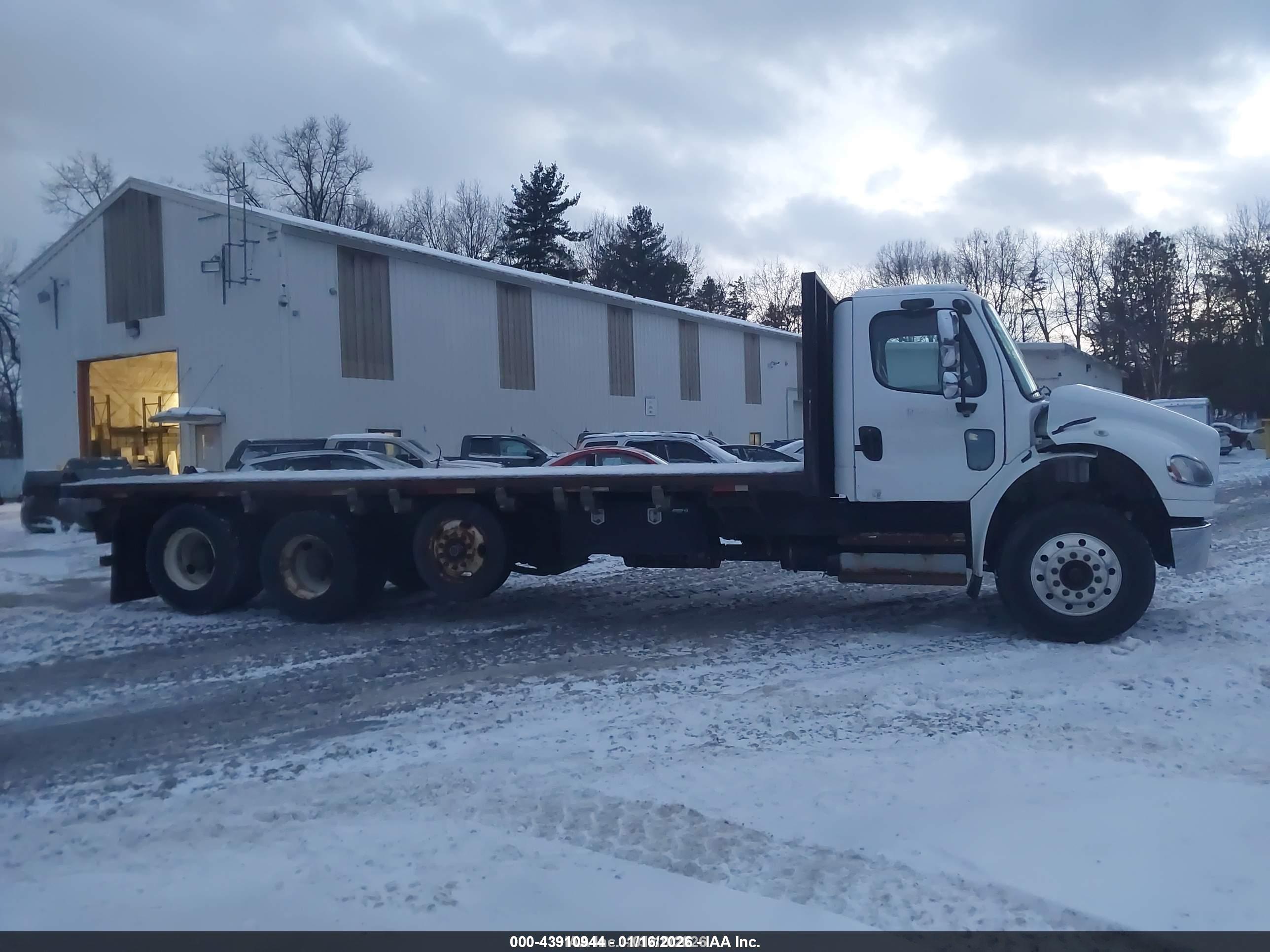 FREIGHTLINER M2 image 3