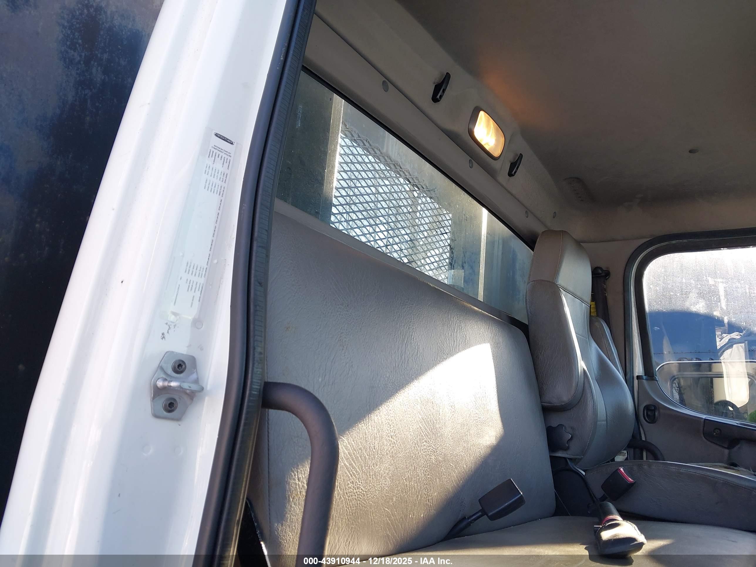 FREIGHTLINER M2 image 7