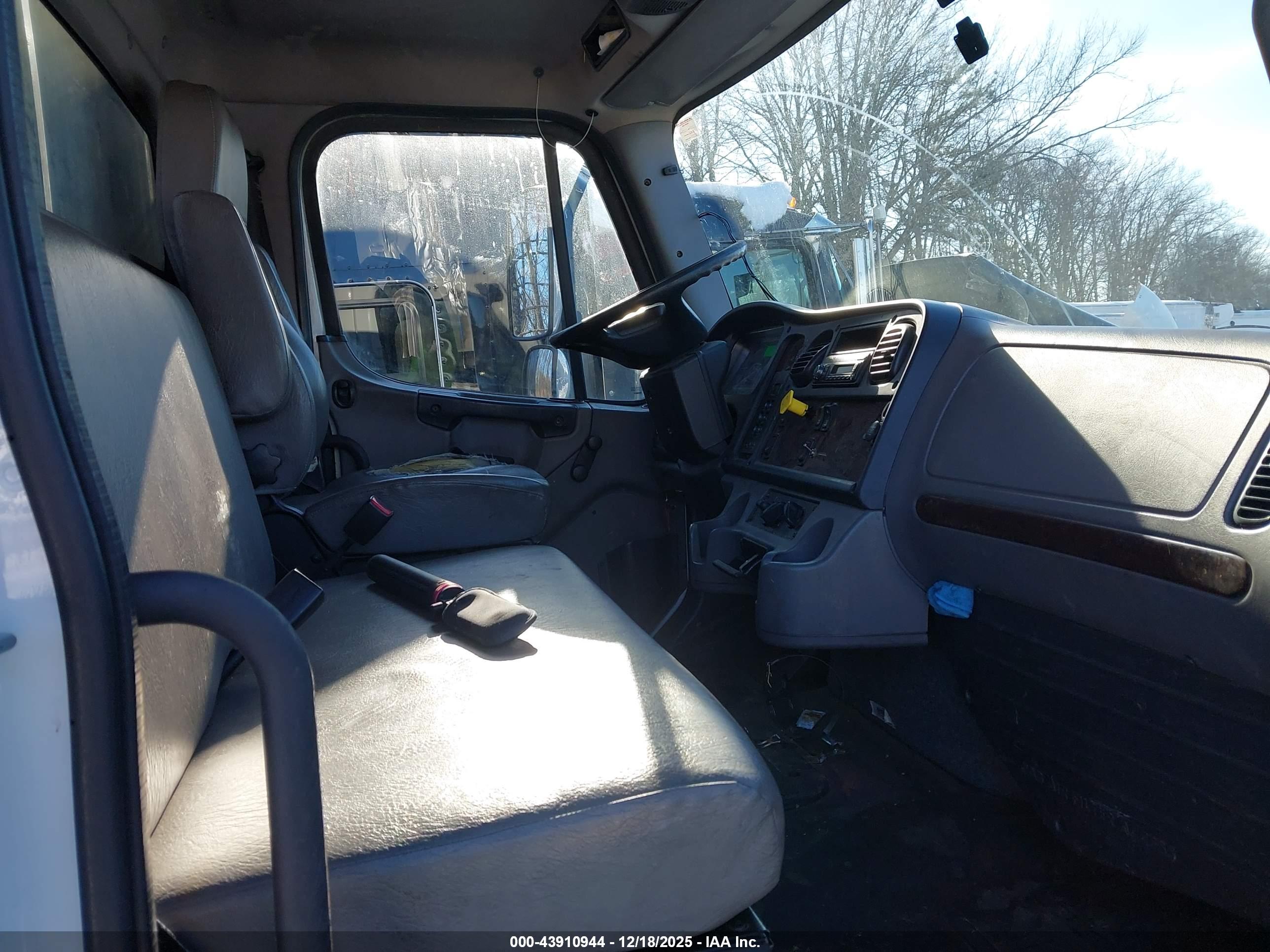 FREIGHTLINER M2 image 8