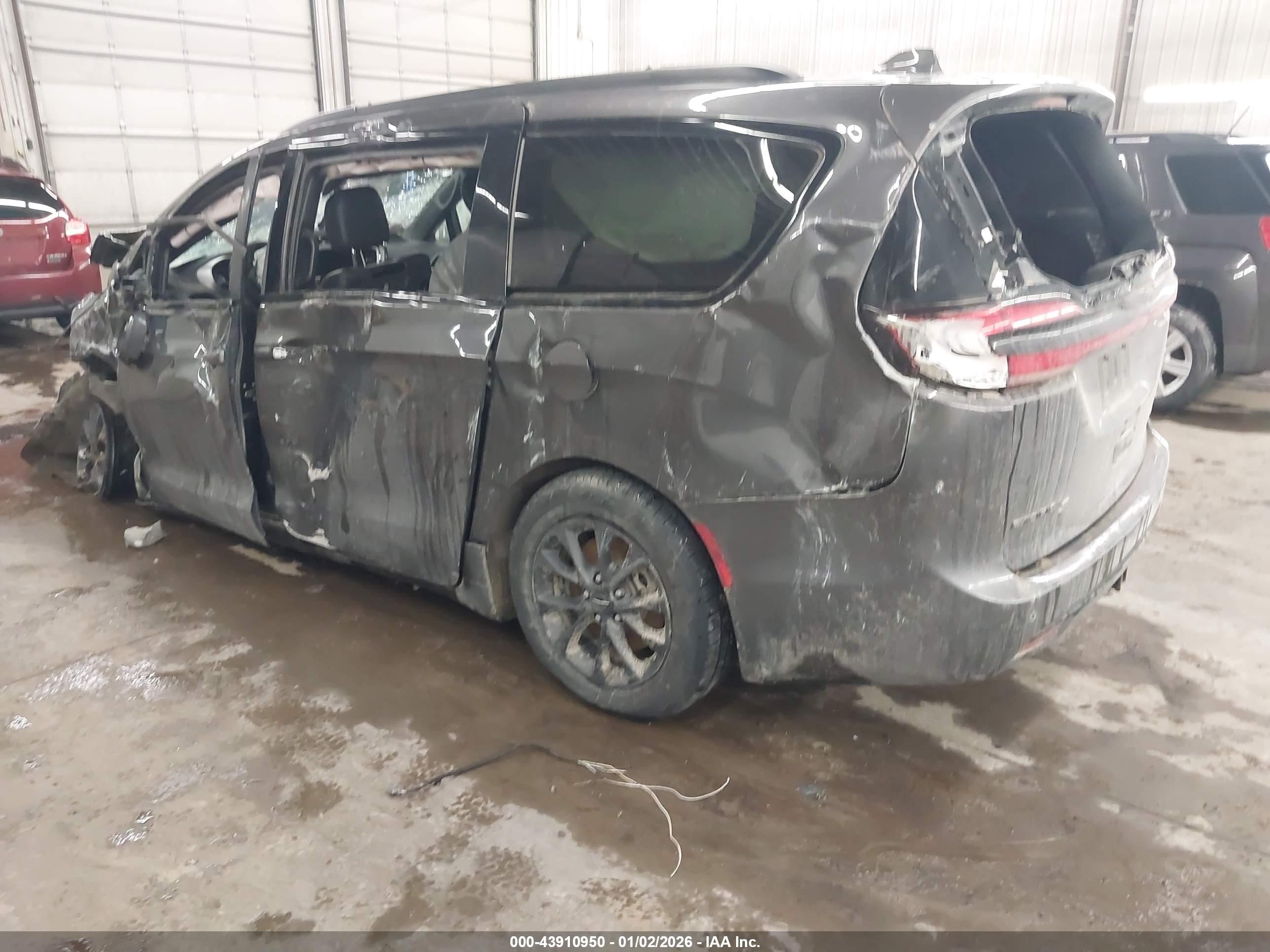 CHRYSLER PACIFICA image 3