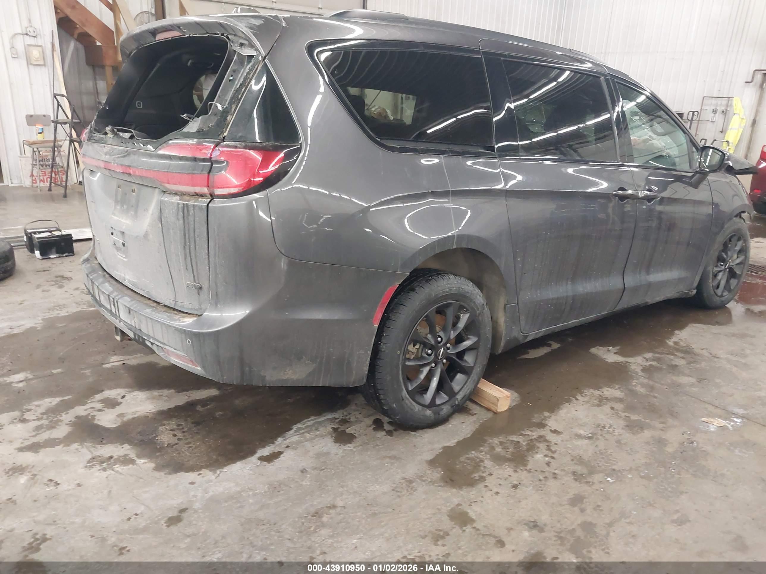 CHRYSLER PACIFICA image 4