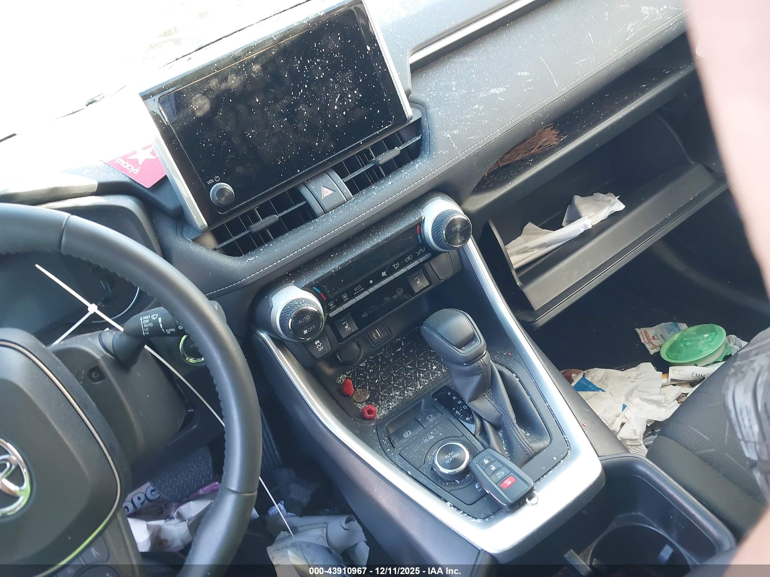 TOYOTA RAV4 image 11