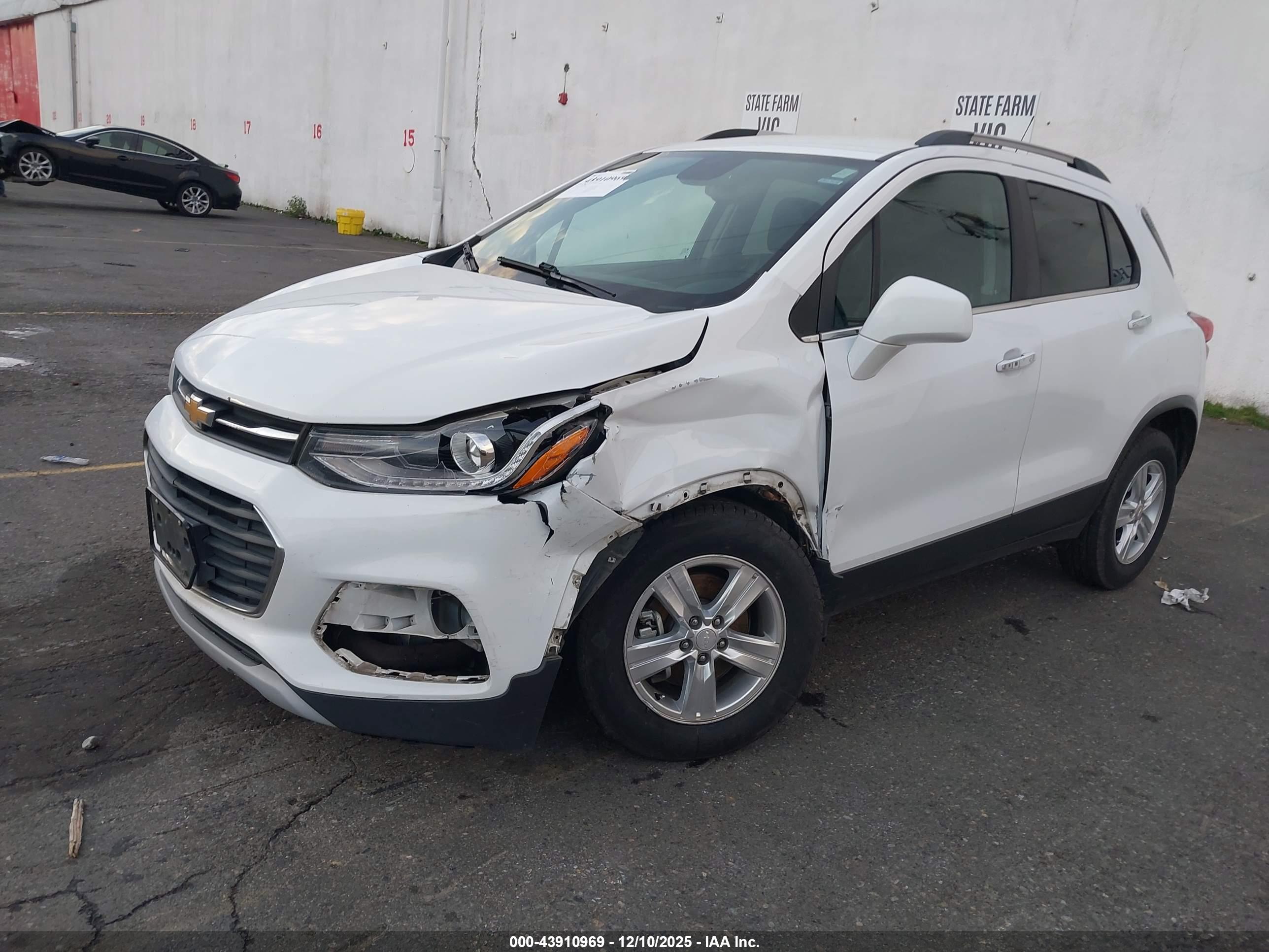 CHEVROLET TRAX image 2