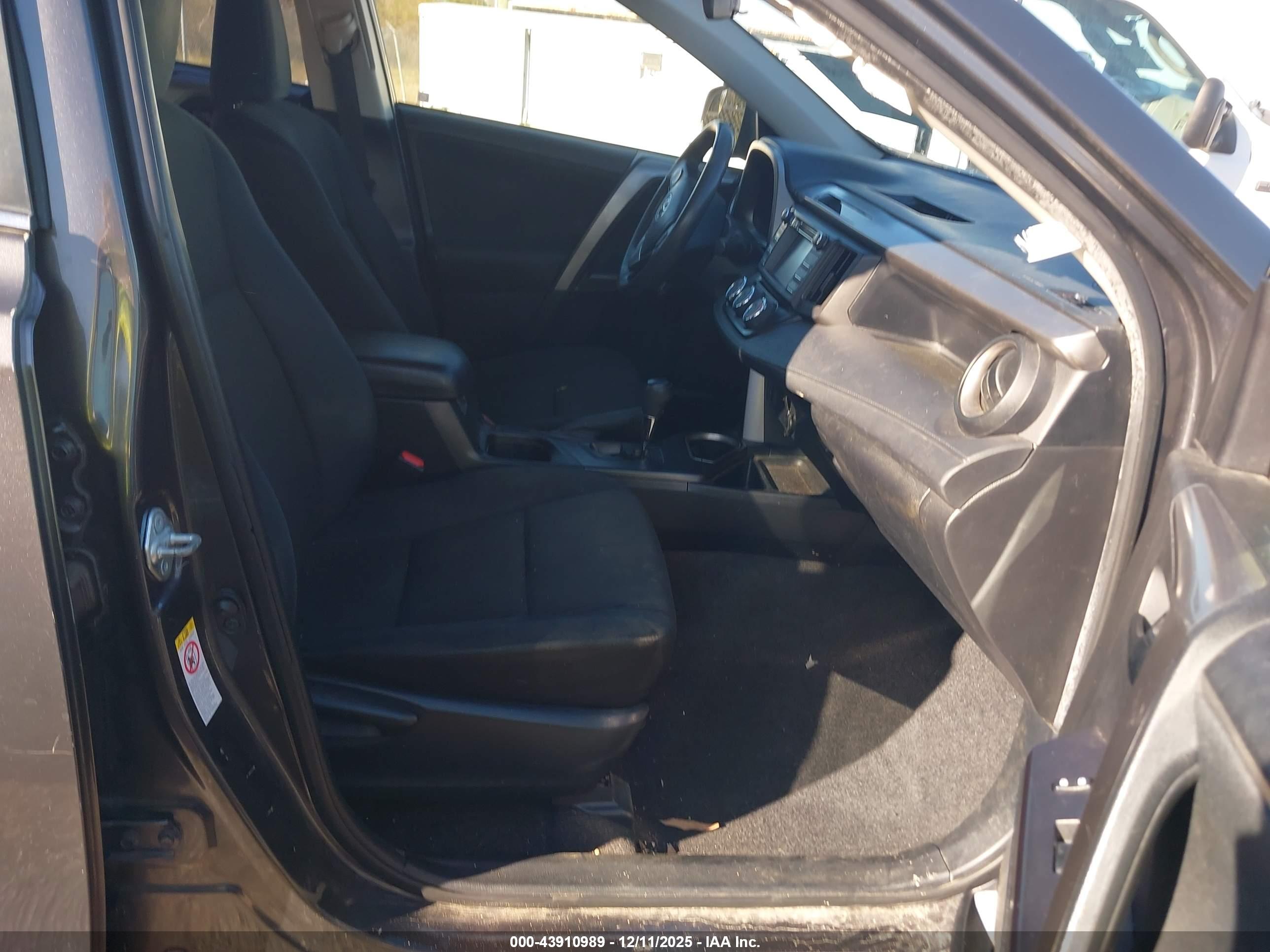TOYOTA RAV4 image 5