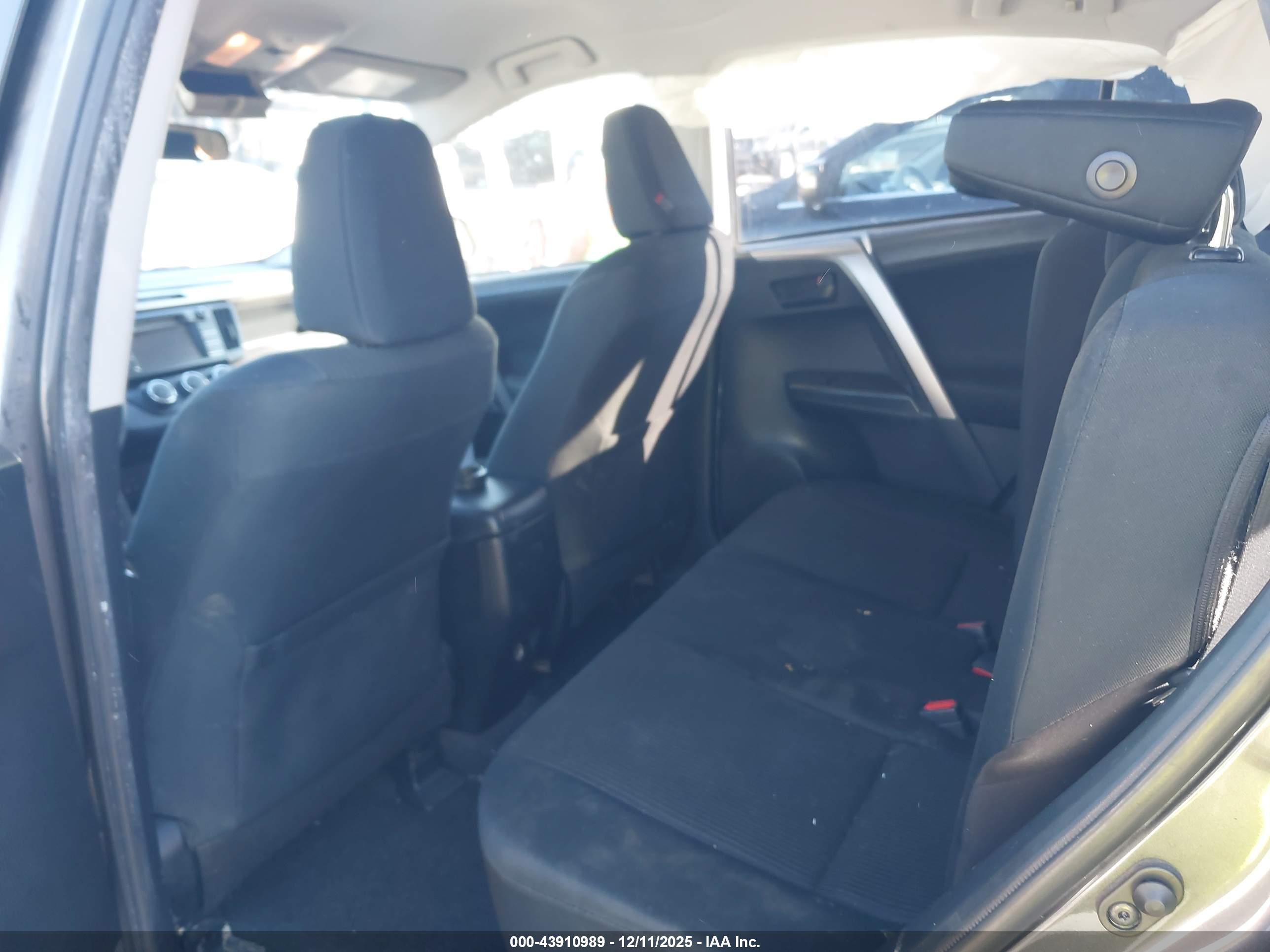 TOYOTA RAV4 image 8