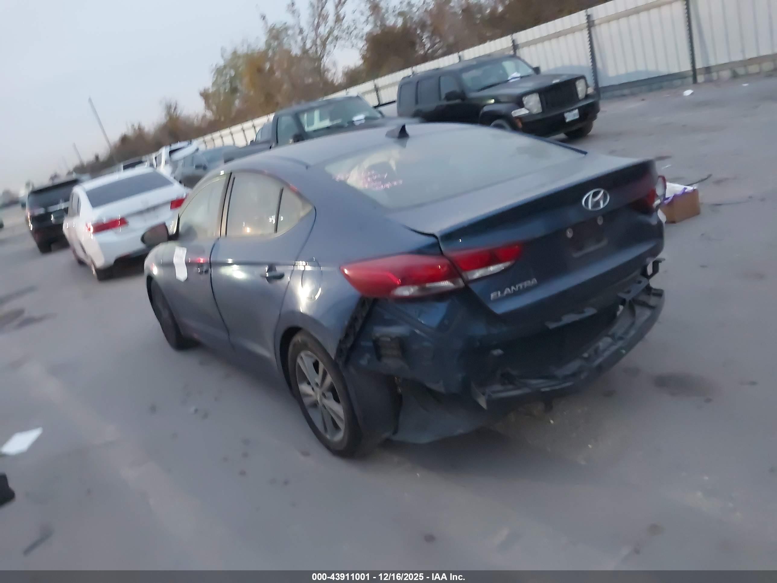 HYUNDAI ELANTRA image 3