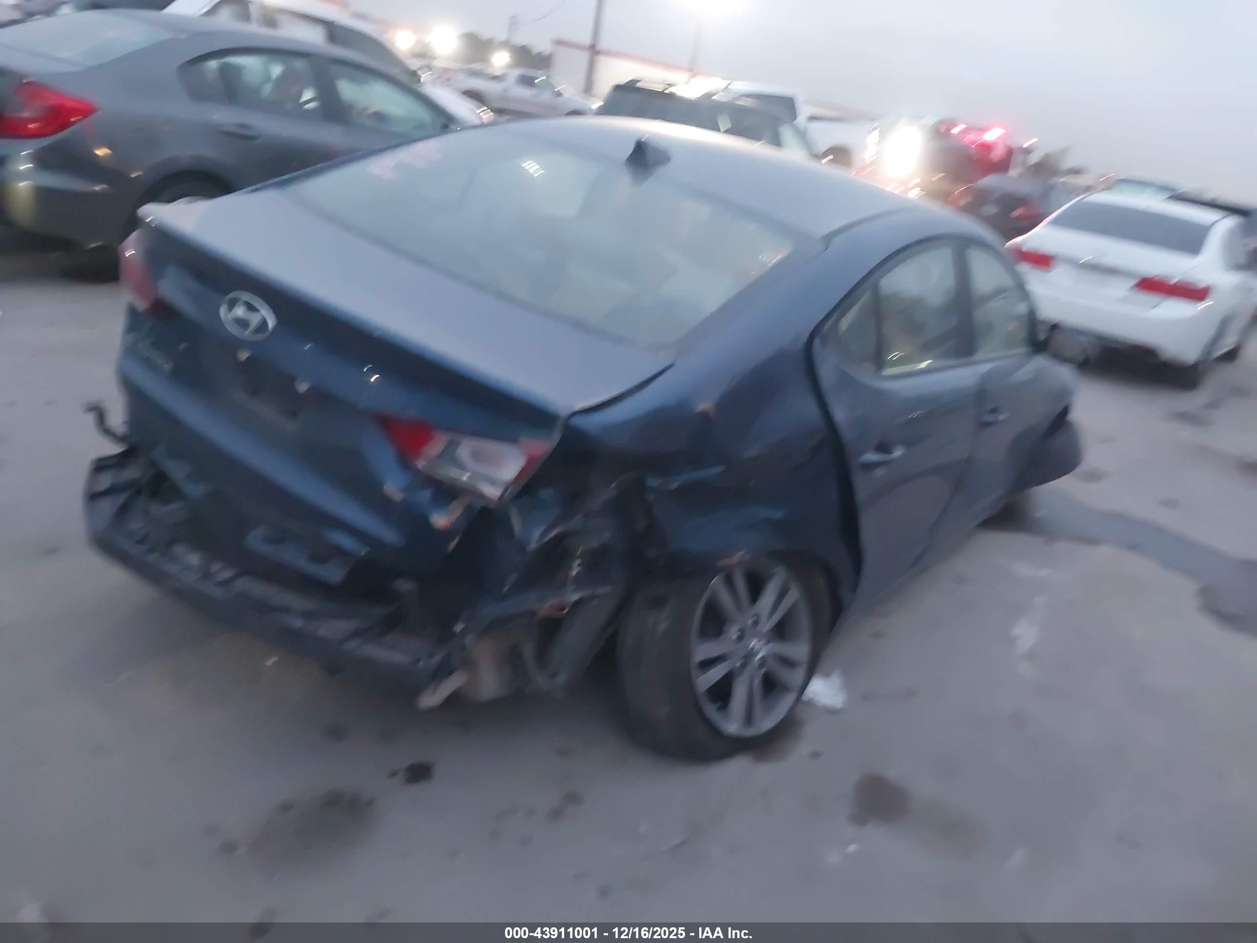 HYUNDAI ELANTRA image 4