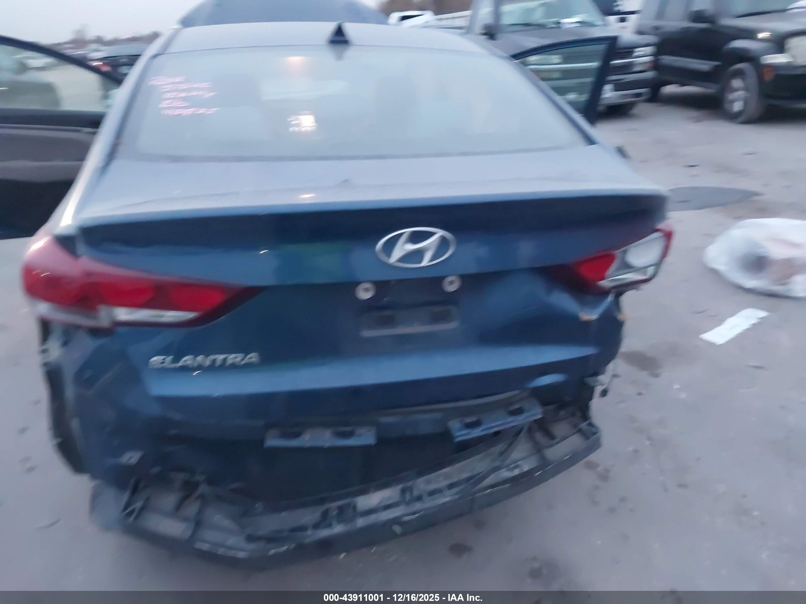 HYUNDAI ELANTRA image 6