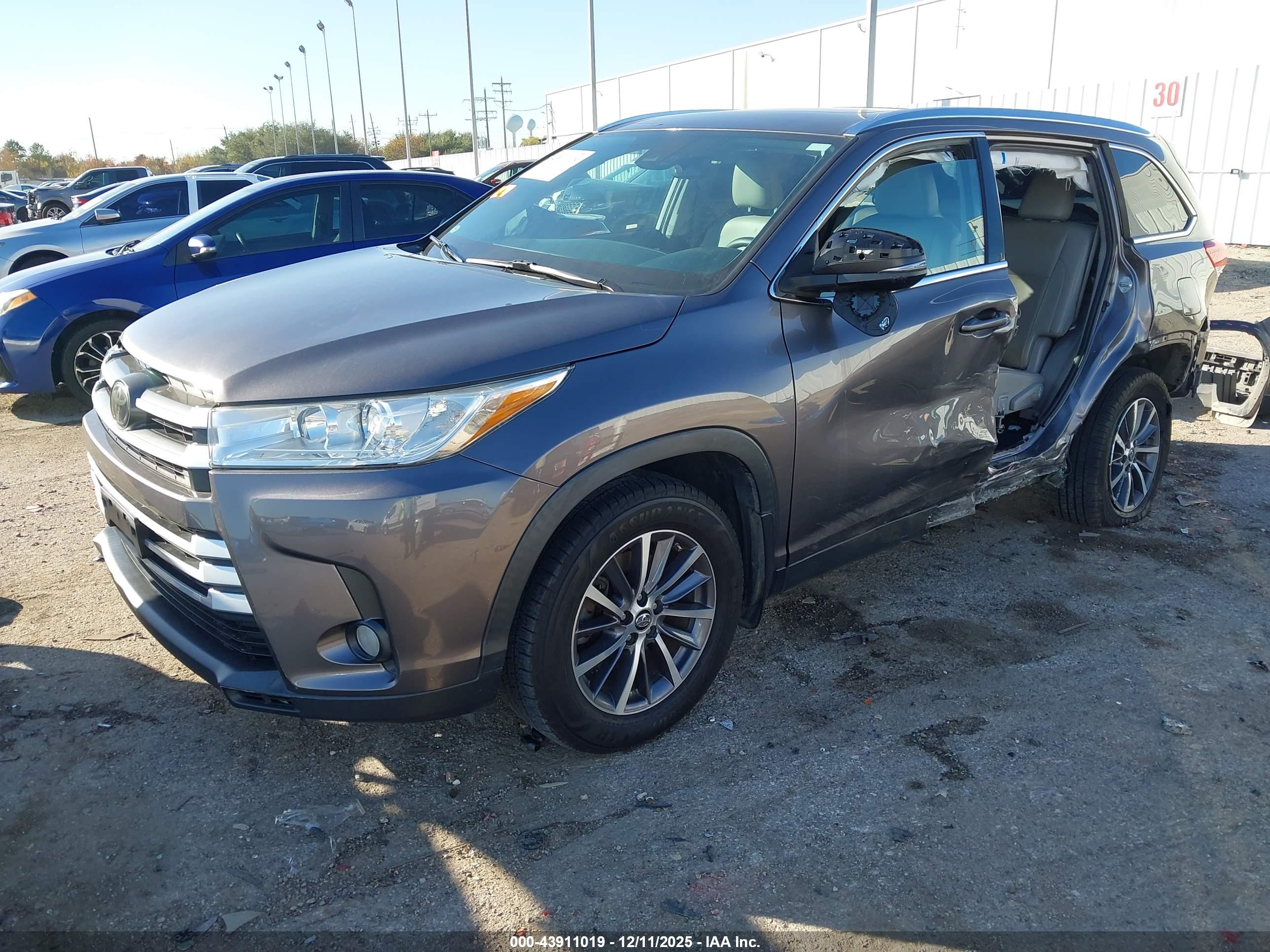 TOYOTA HIGHLANDER image 2