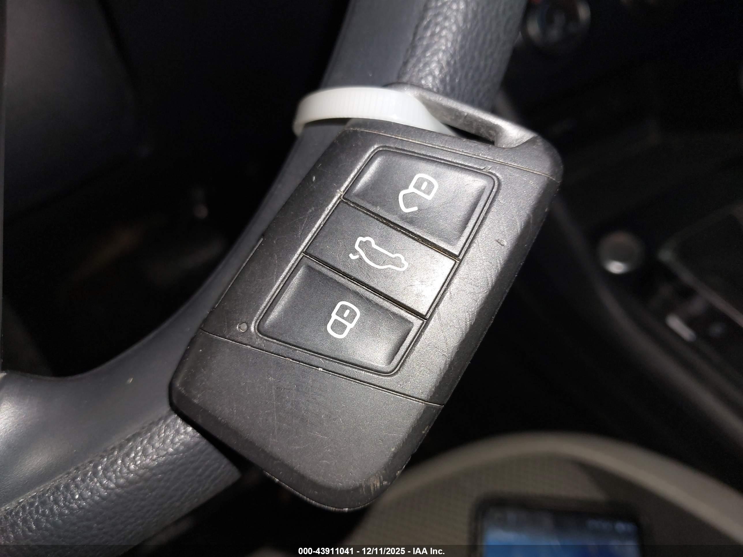 VOLKSWAGEN TAOS image 11