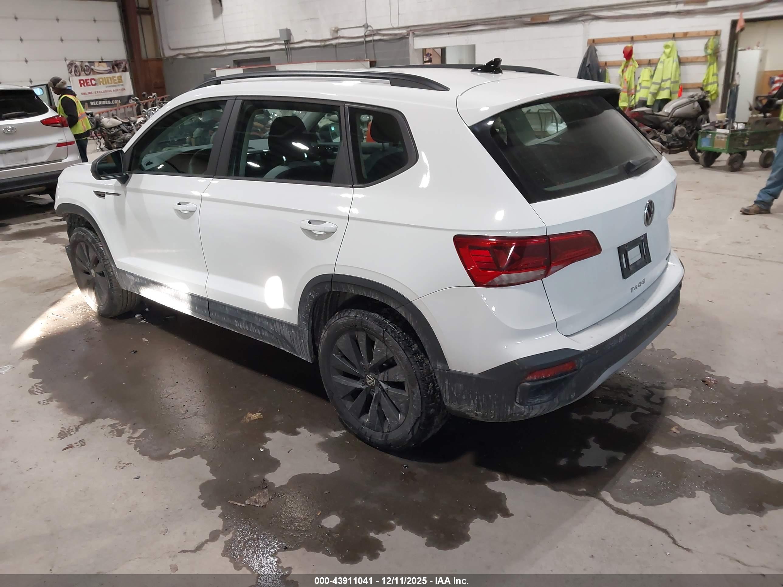 VOLKSWAGEN TAOS image 3