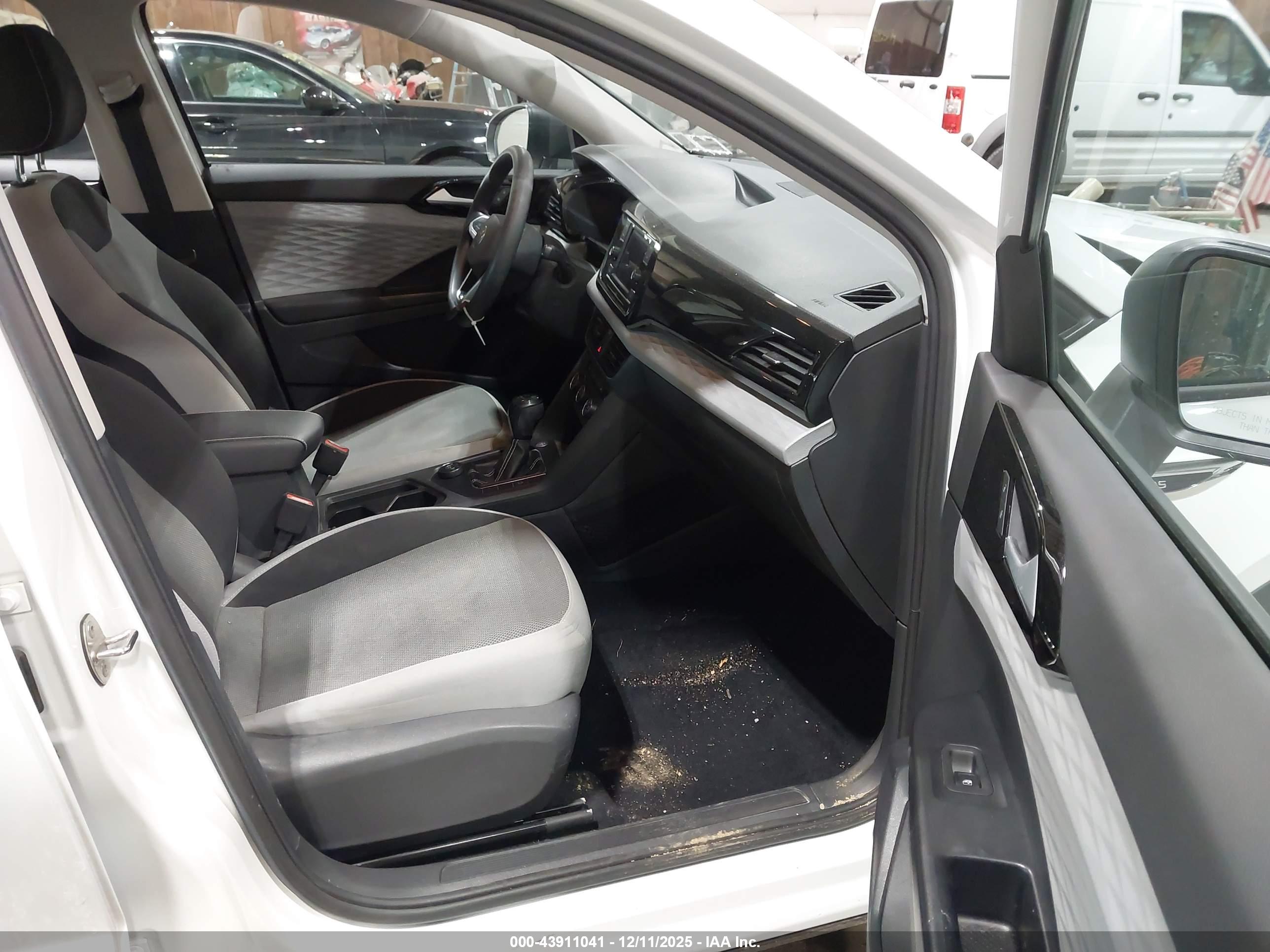 VOLKSWAGEN TAOS image 5