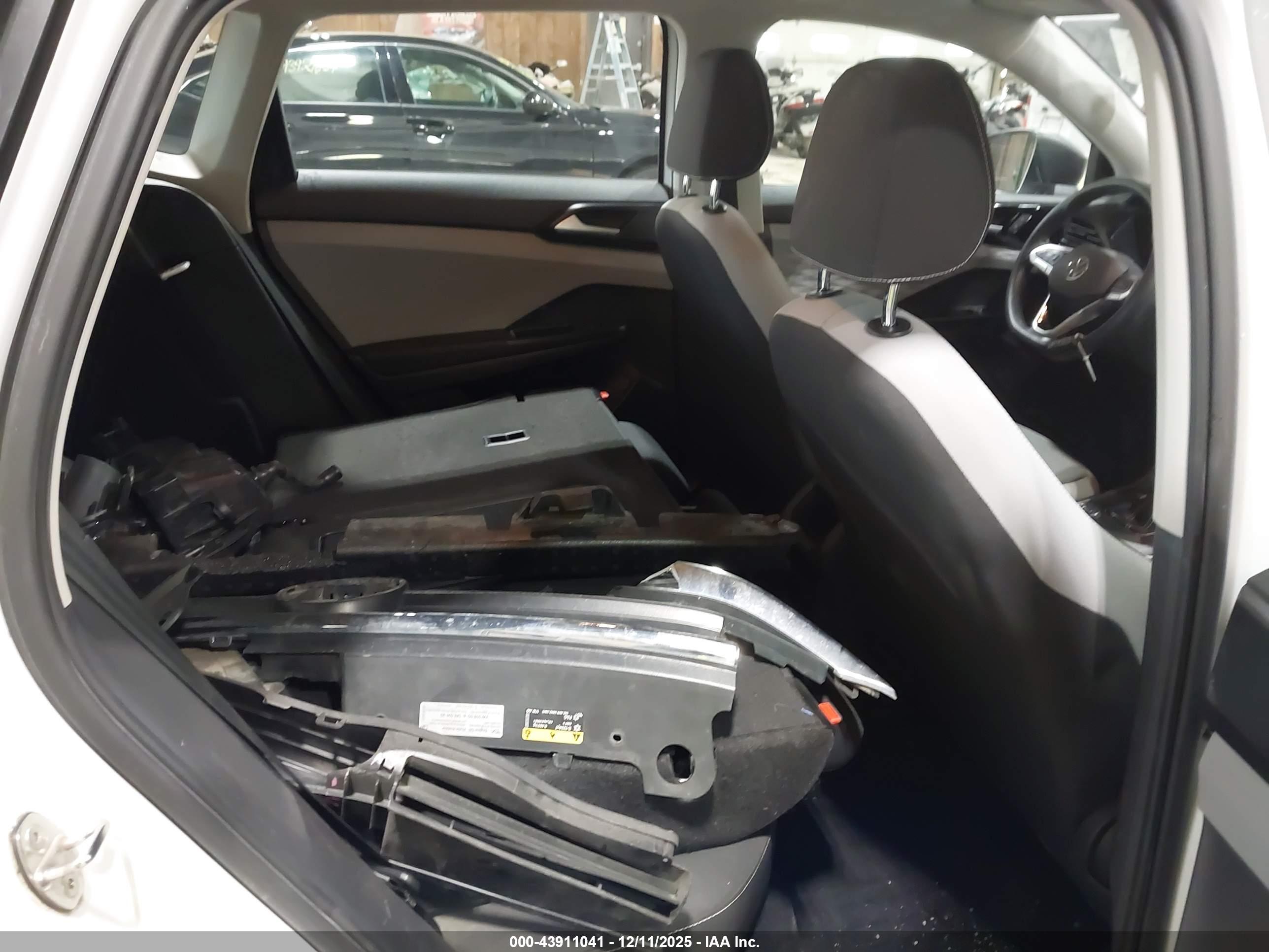 VOLKSWAGEN TAOS image 8