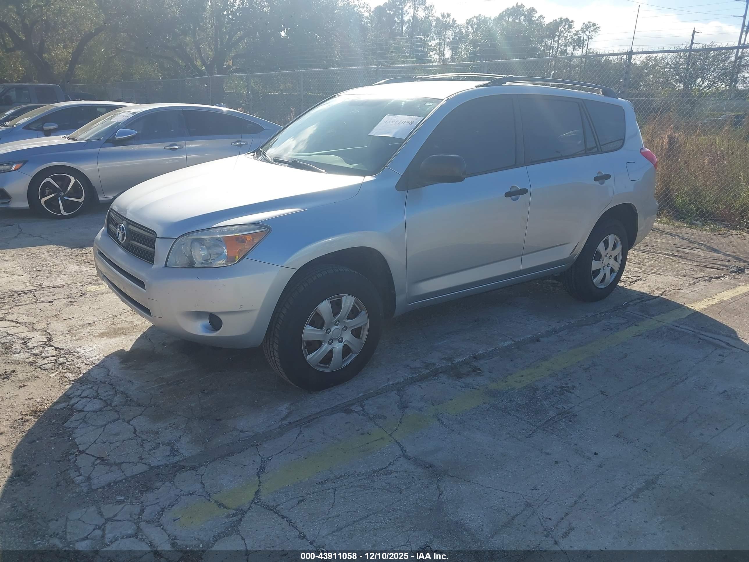 TOYOTA RAV4 image 2