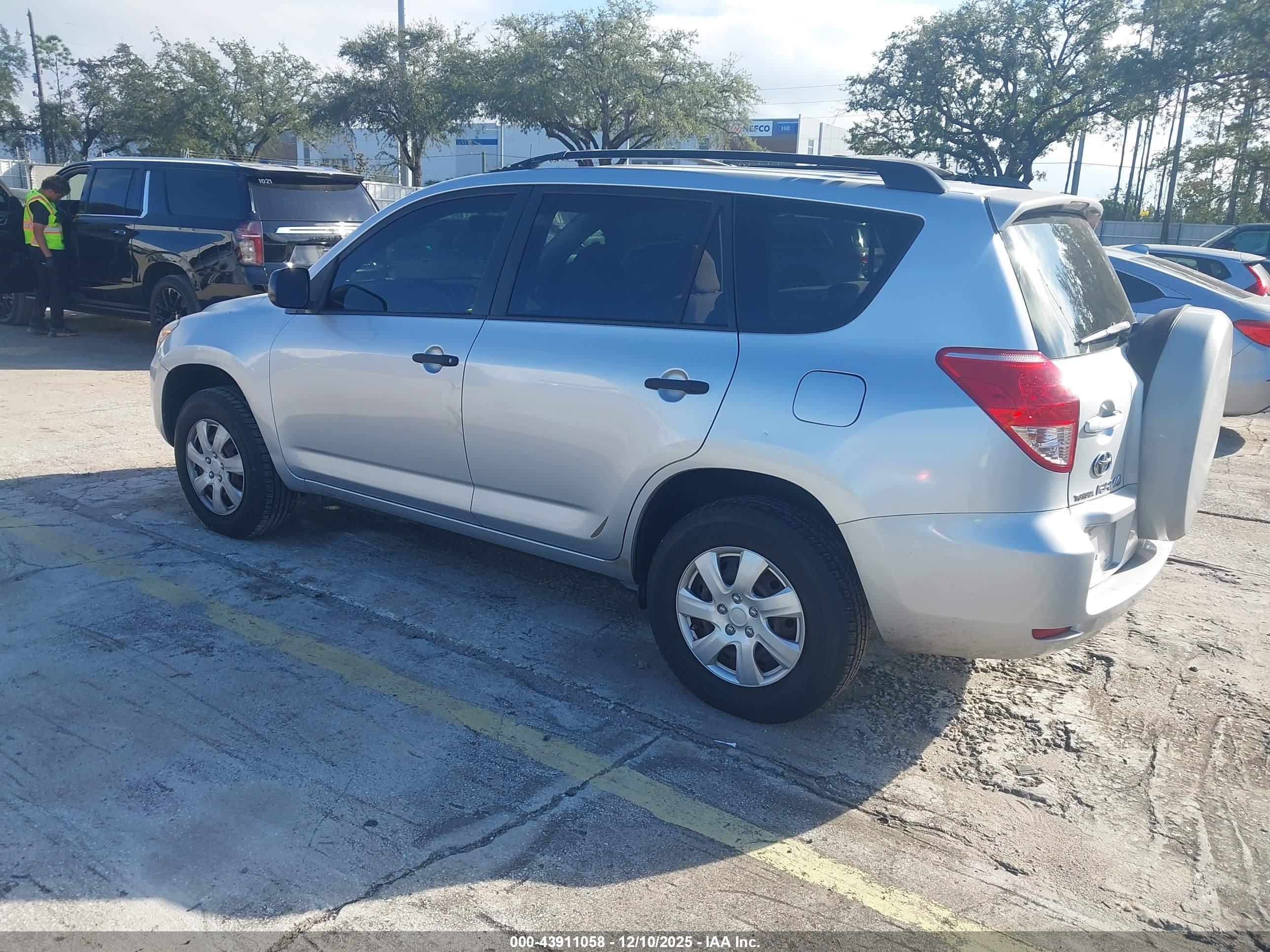 TOYOTA RAV4 image 3