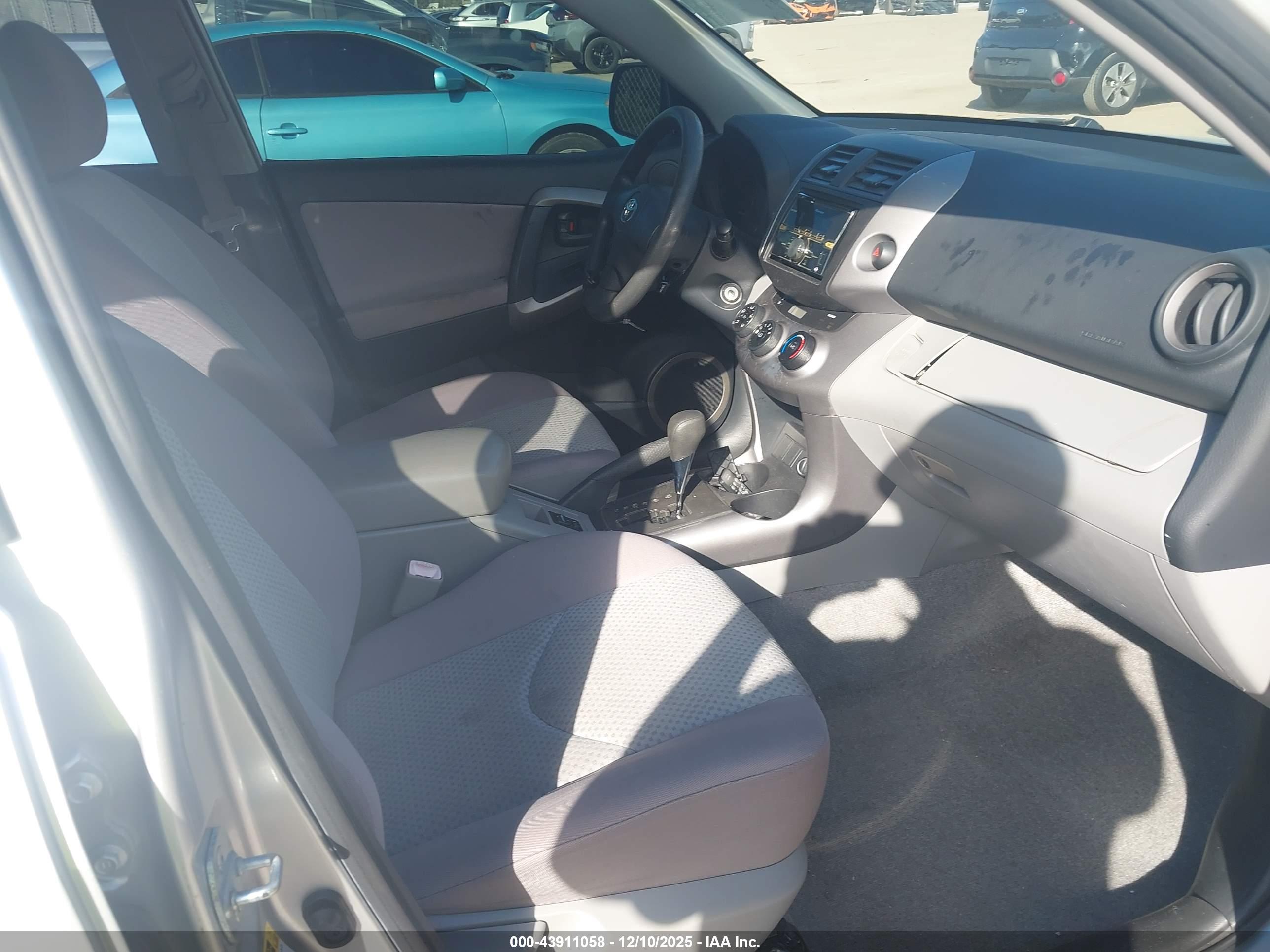 TOYOTA RAV4 image 5