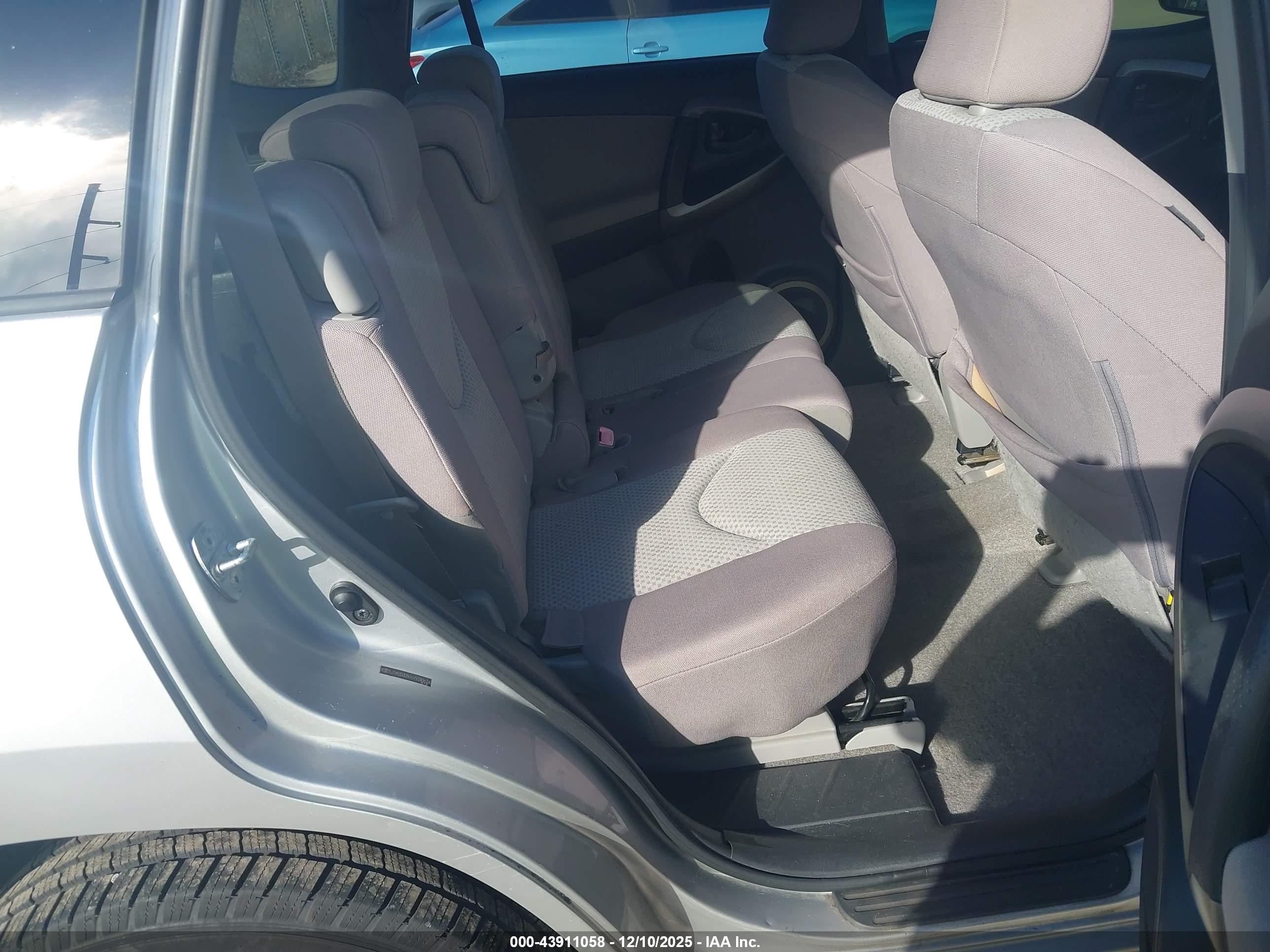 TOYOTA RAV4 image 8