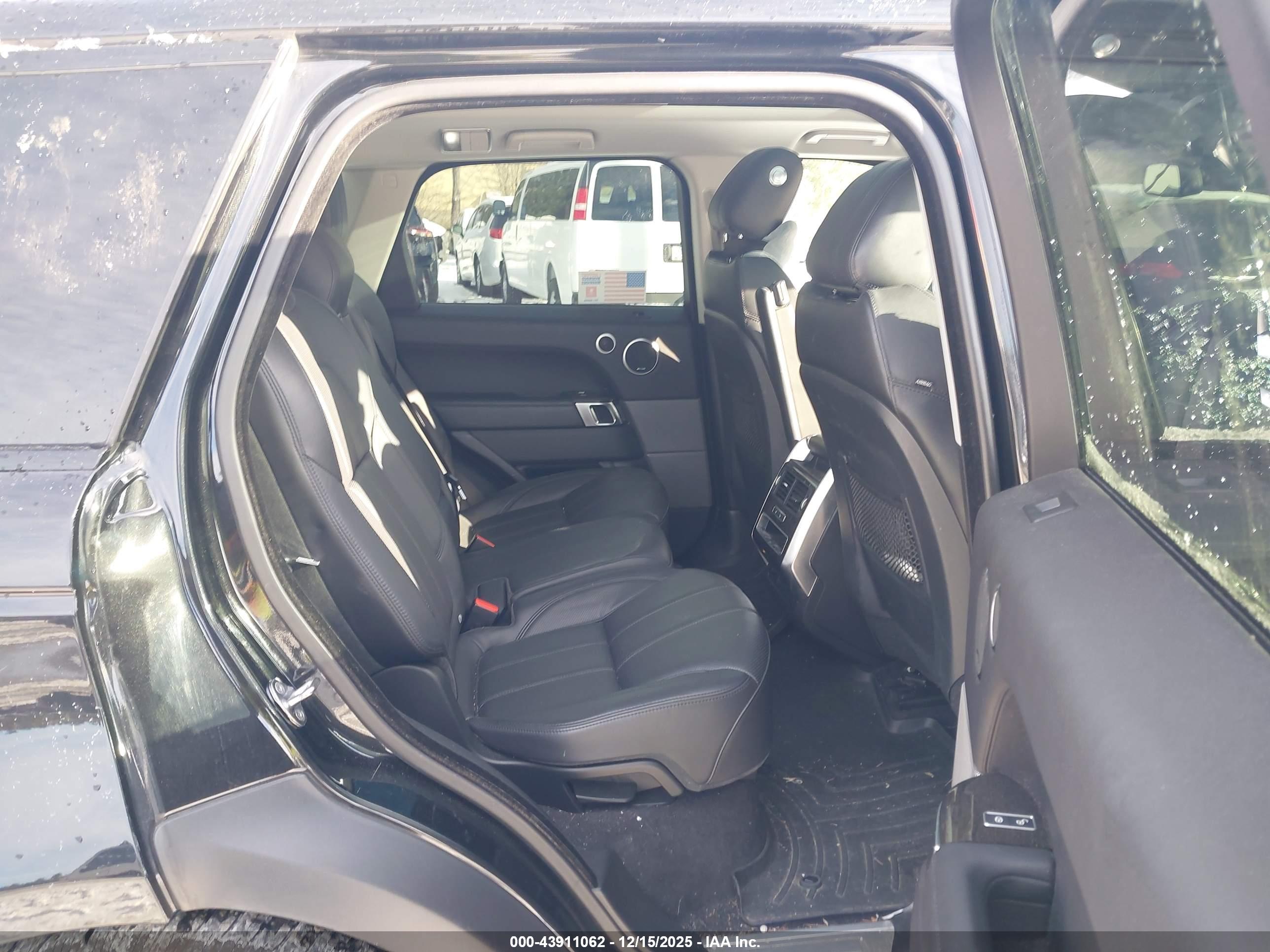 LAND ROVER image 8