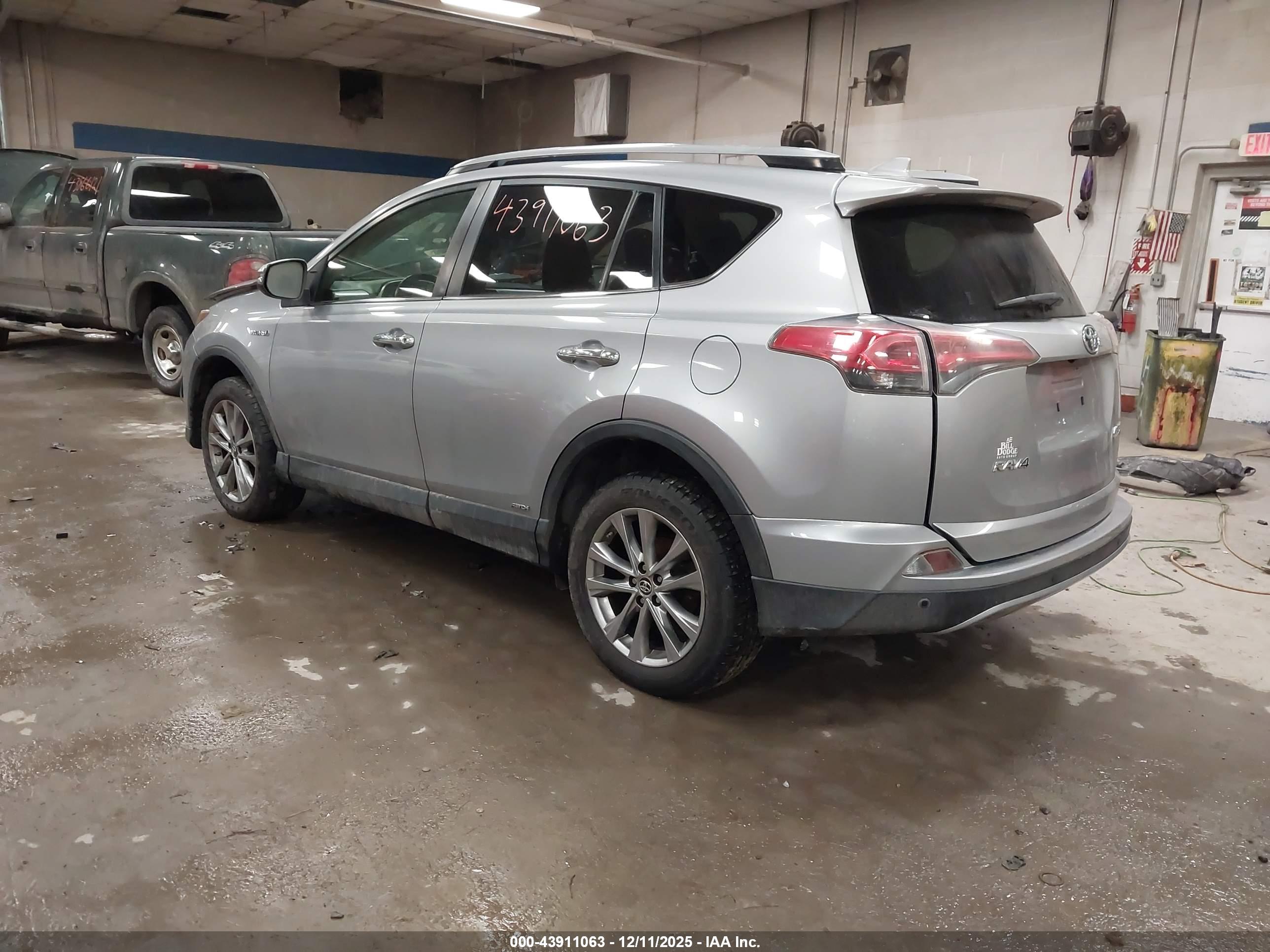 TOYOTA RAV4 image 3