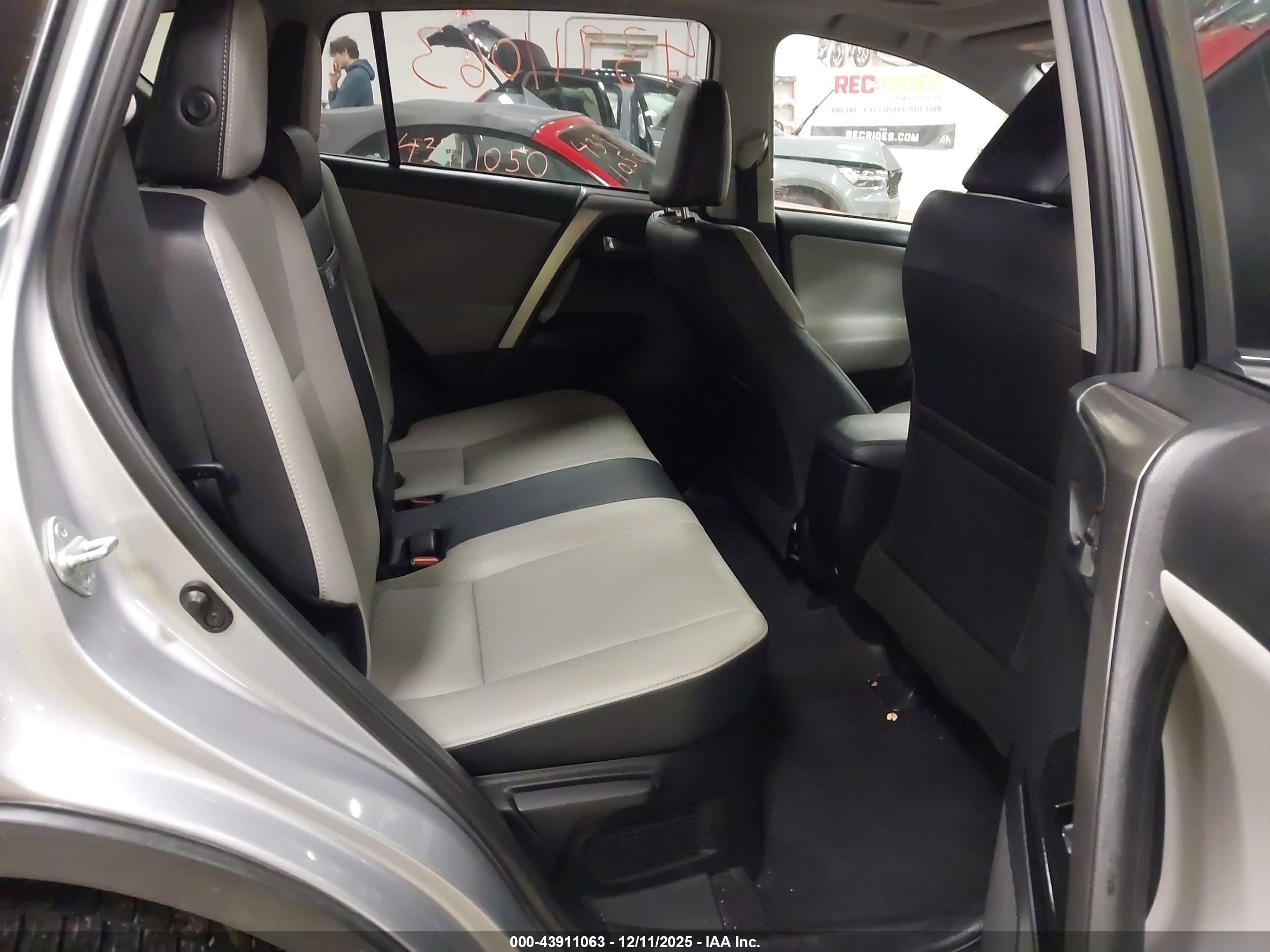 TOYOTA RAV4 image 8