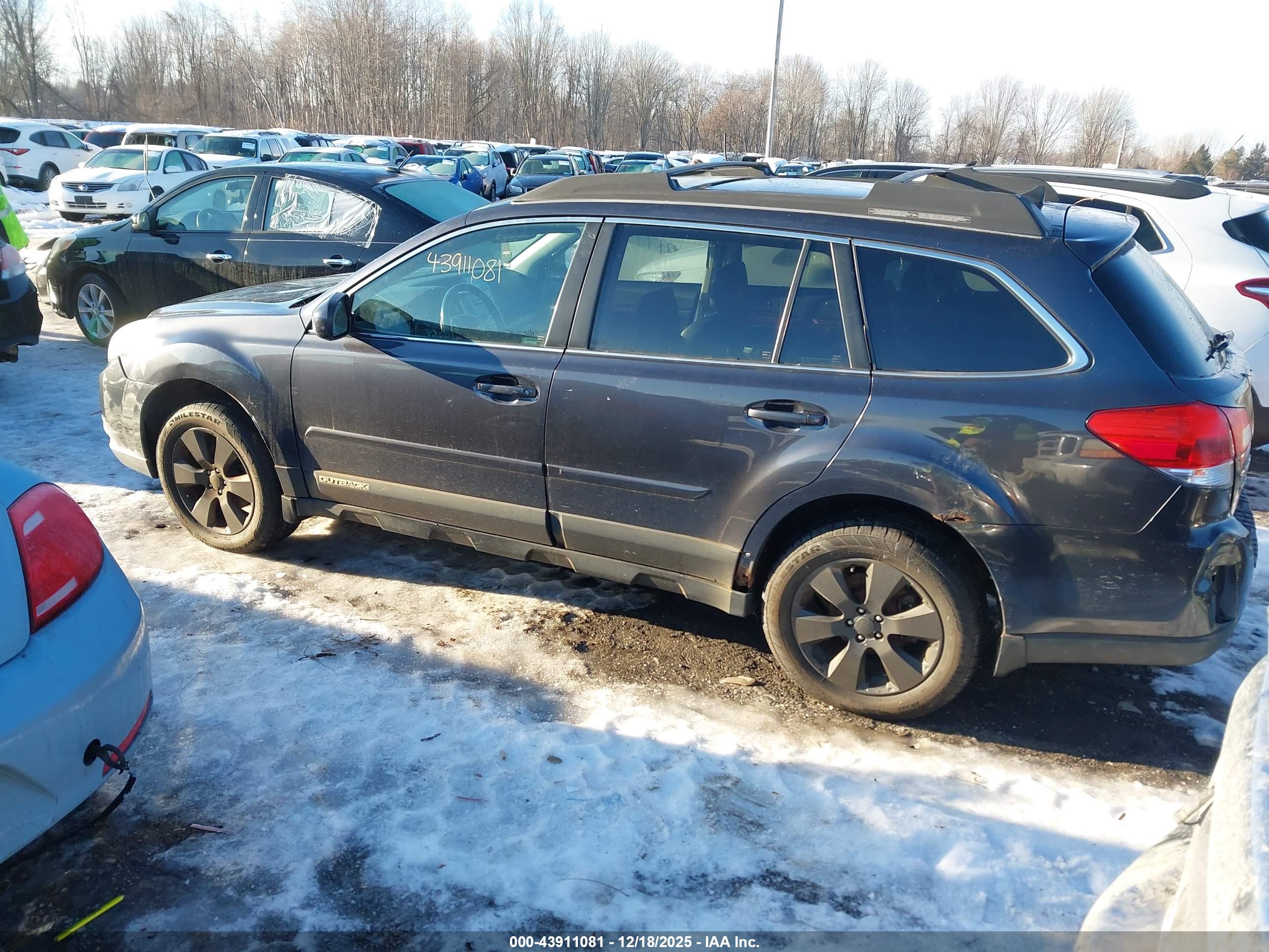 SUBARU OUTBACK image 3