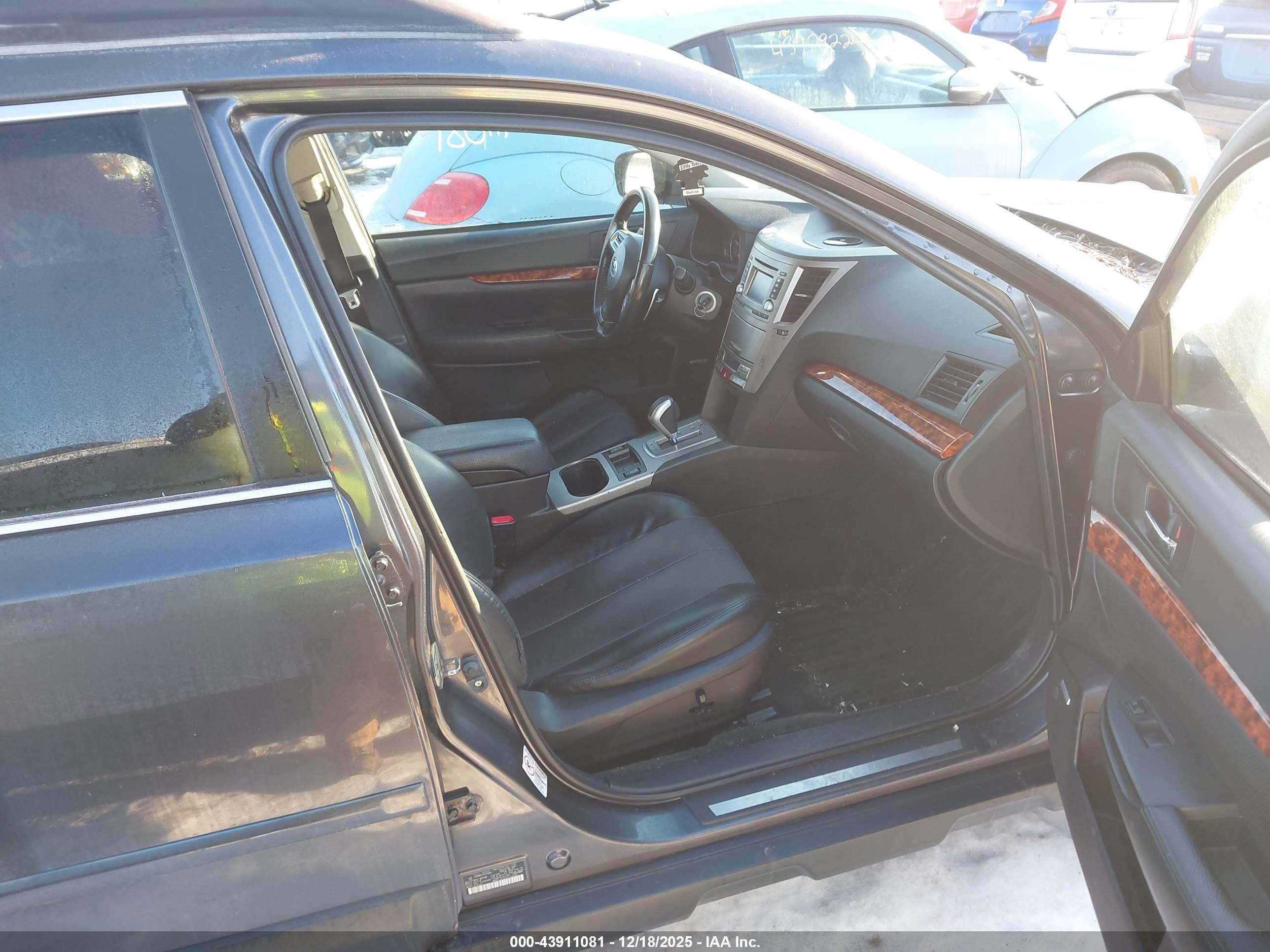 SUBARU OUTBACK image 5