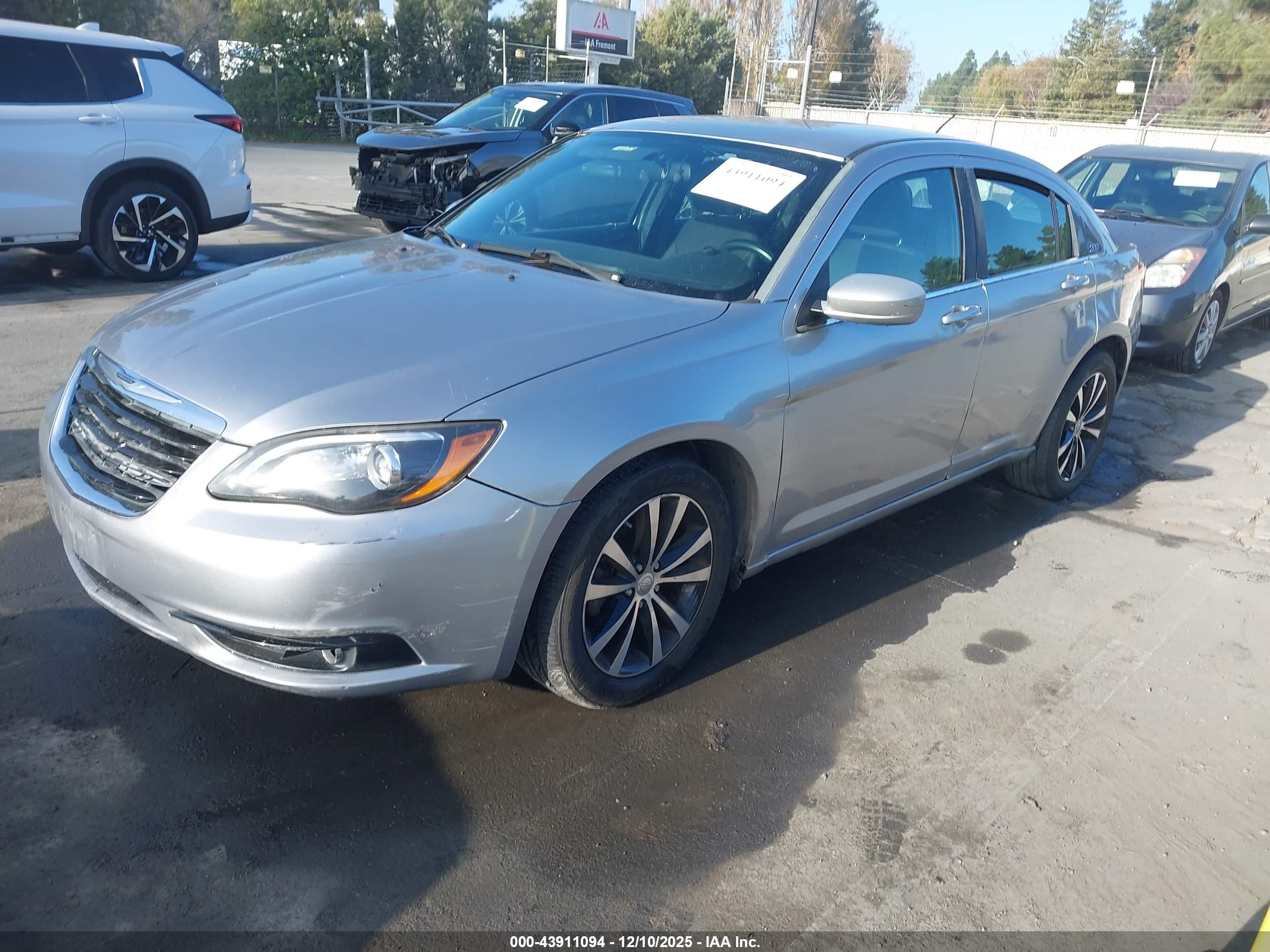 CHRYSLER 200 image 2