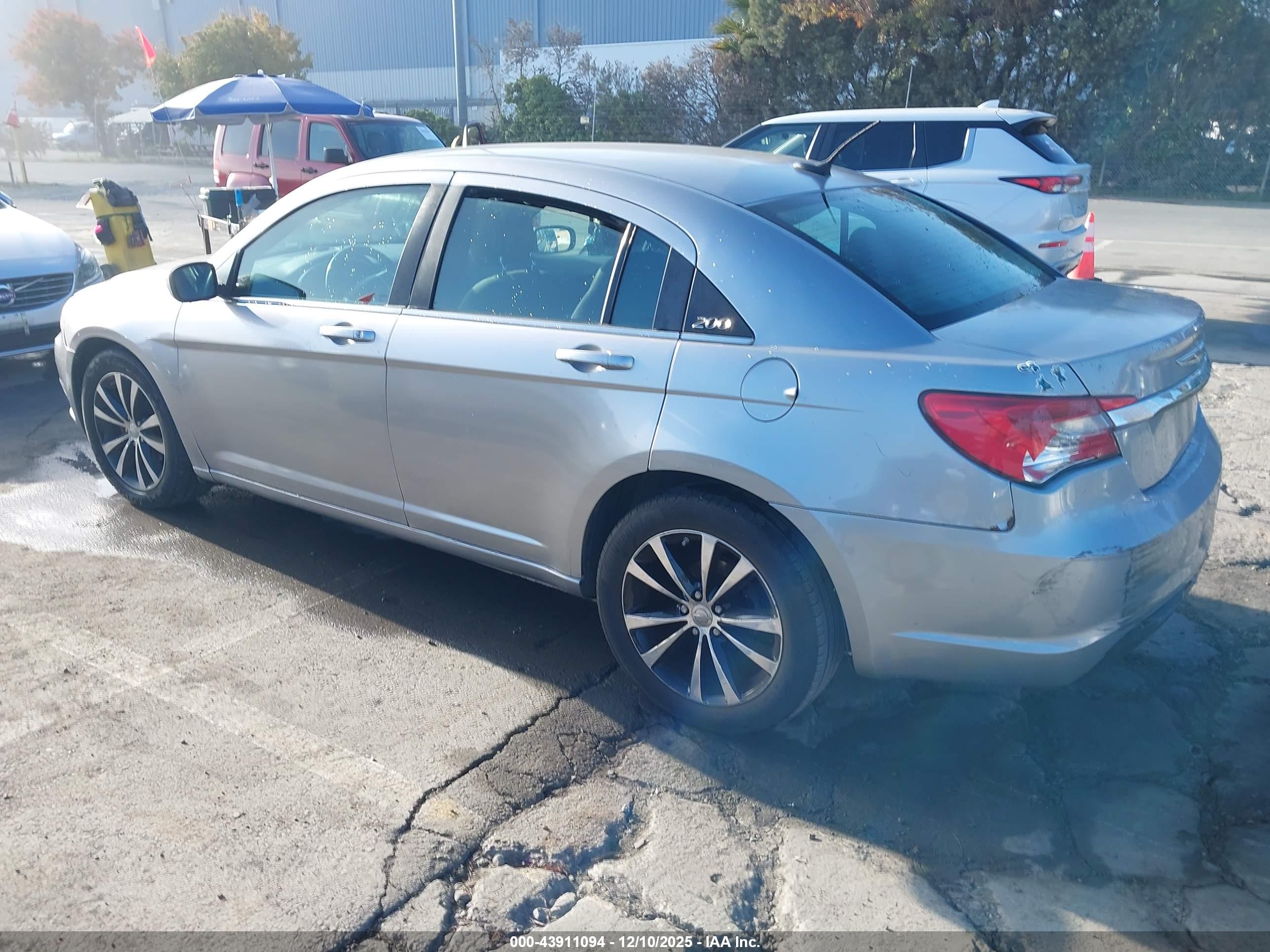 CHRYSLER 200 image 3