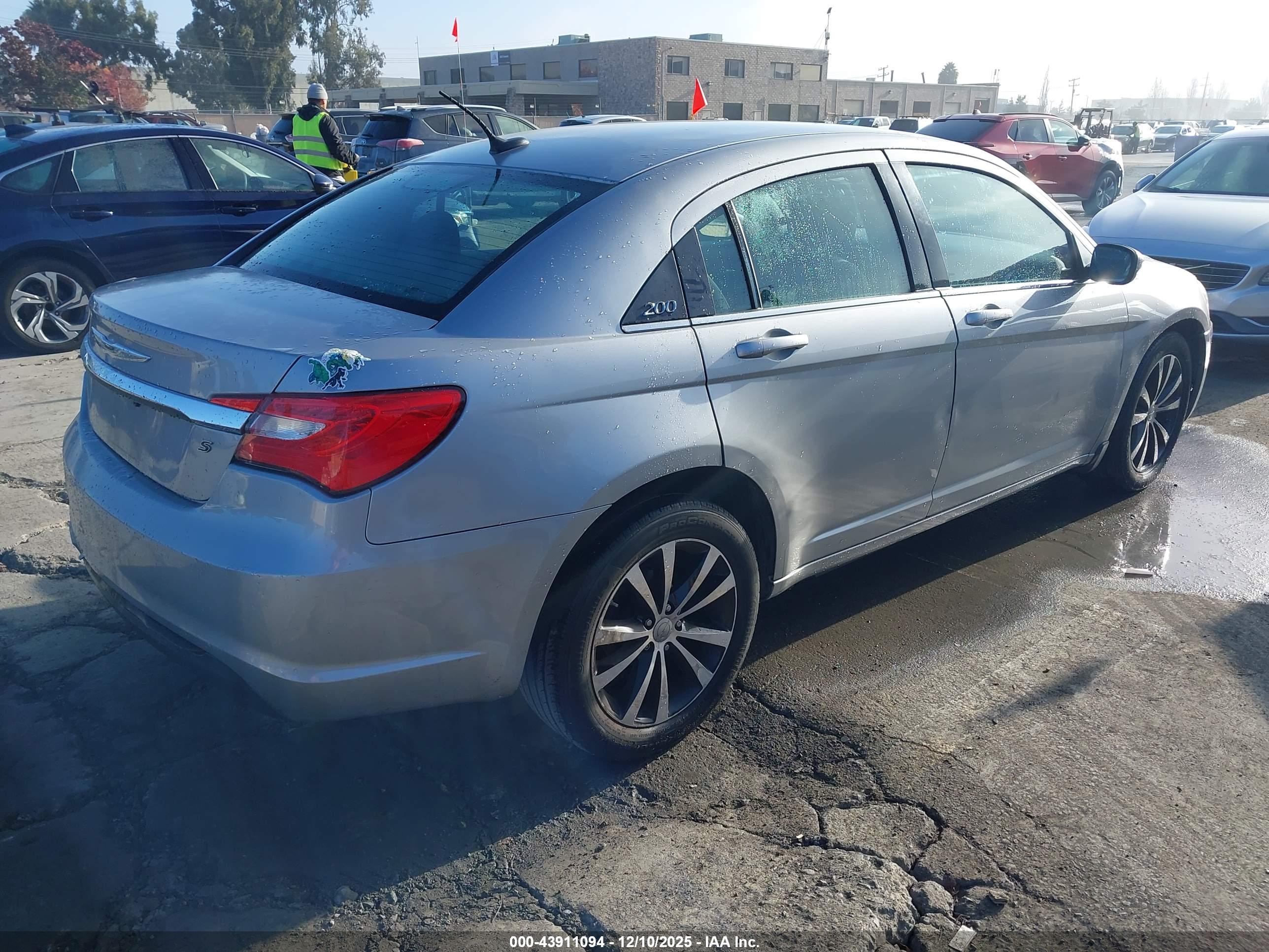 CHRYSLER 200 image 4