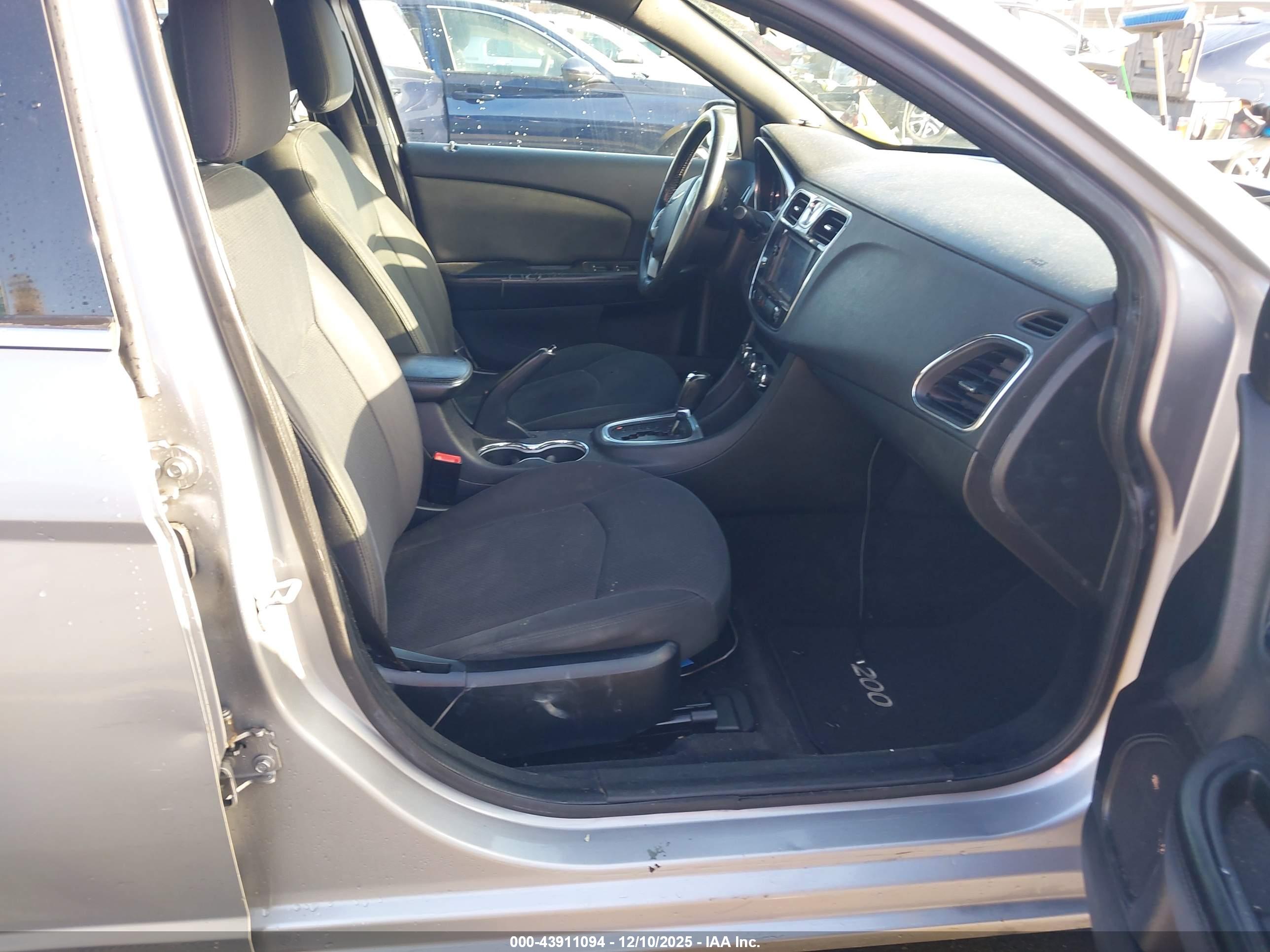 CHRYSLER 200 image 5