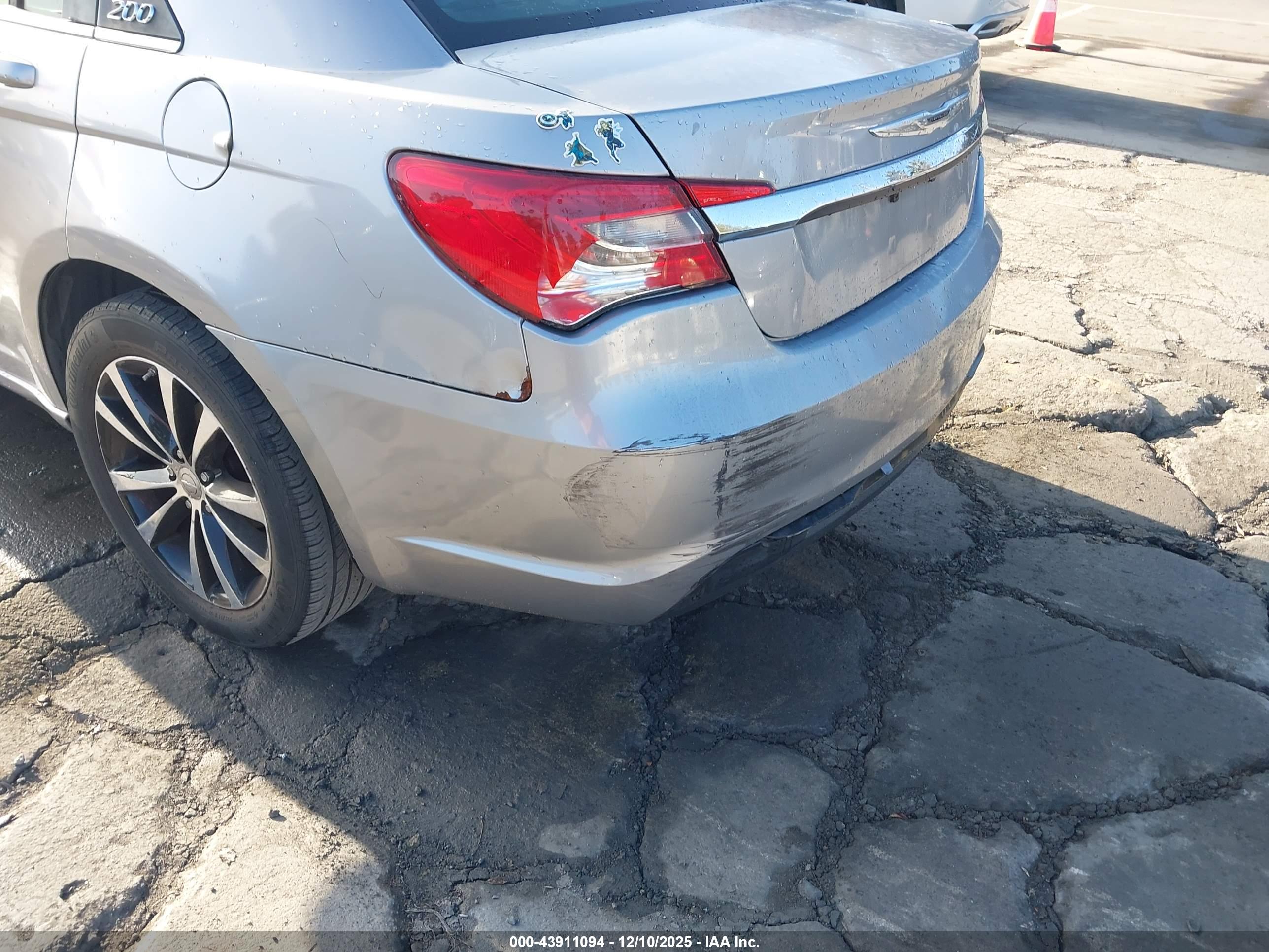 CHRYSLER 200 image 6