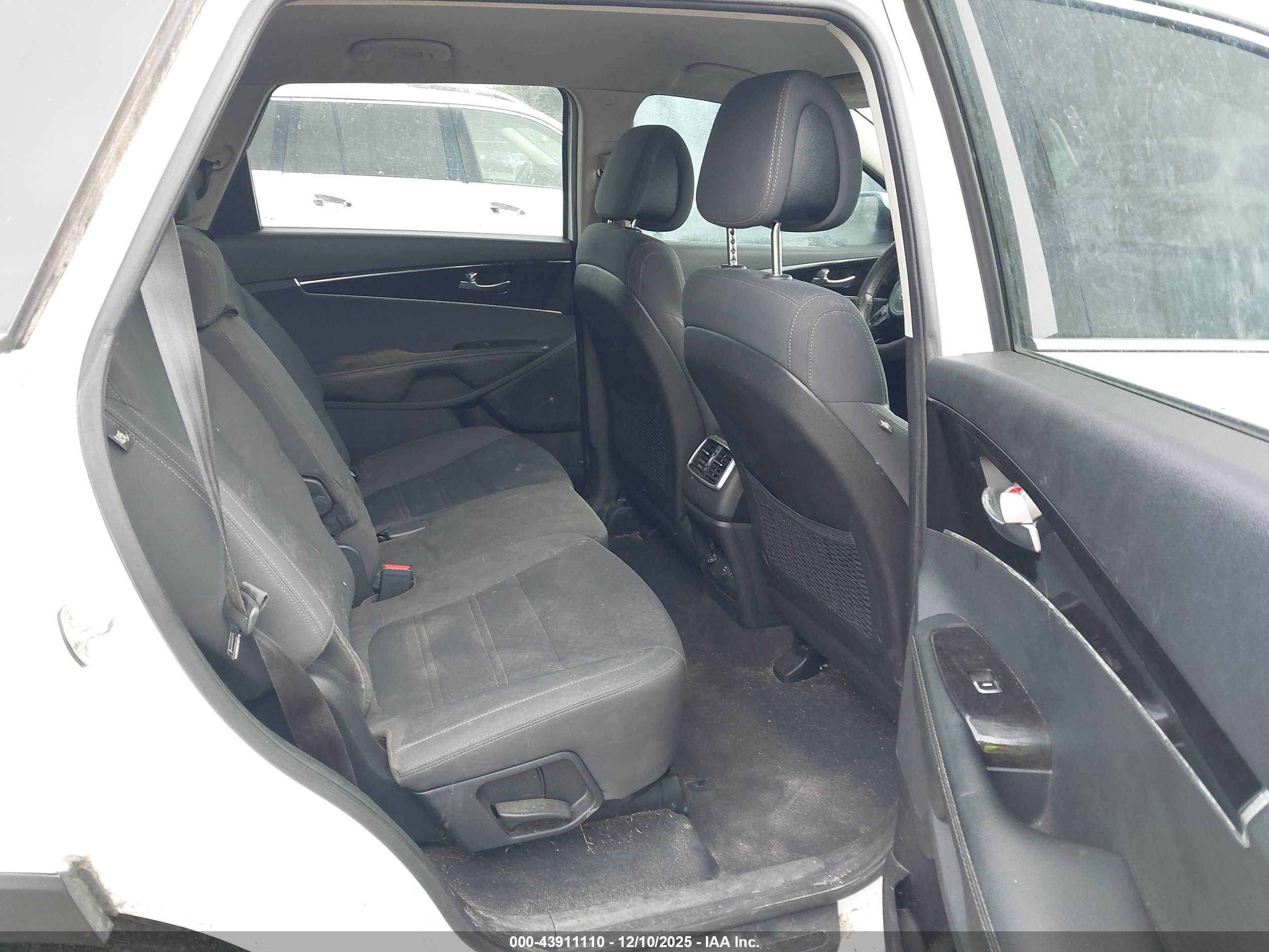 KIA SORENTO image 8
